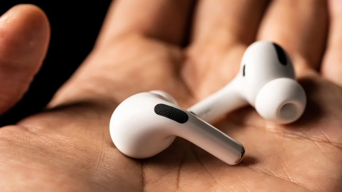 AirPods Pro nằm trong tai người dùng, minh họa vấn đề bám tai và giải pháp với phụ kiện.