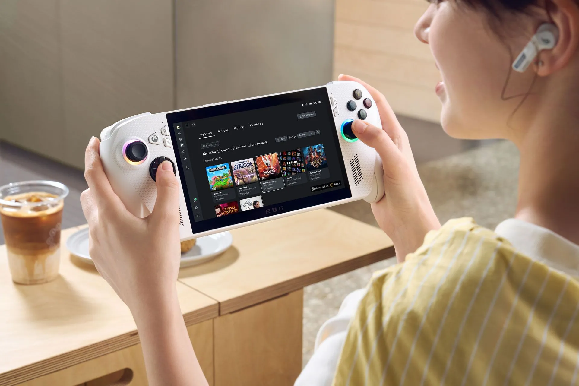 Ảnh quảng cáo một người đang sử dụng Xbox ROG Ally X, minh họa trải nghiệm gaming di động tiện lợi.