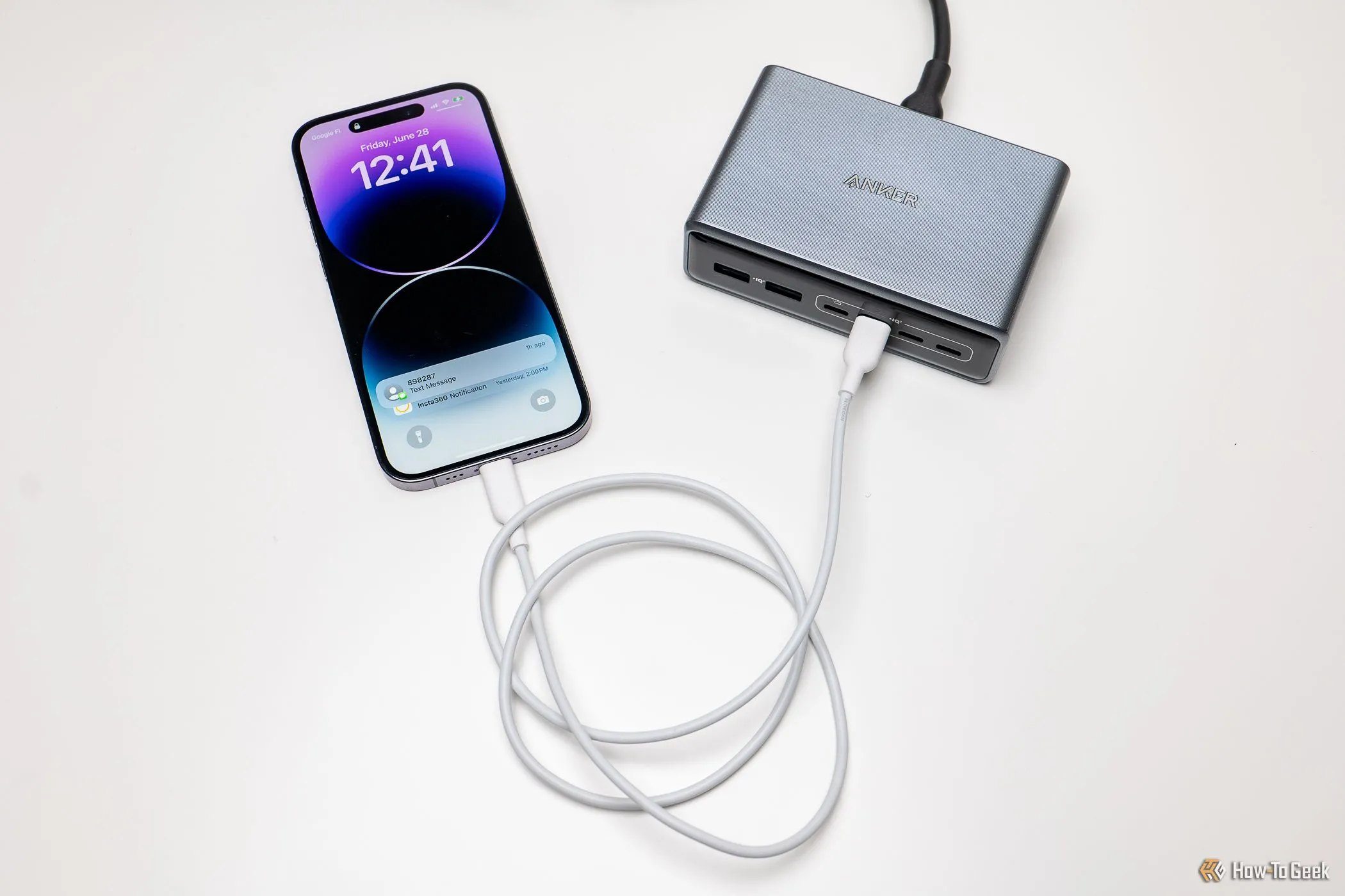 Anker Prime 6-in-1 đang sạc nhanh iPhone, thể hiện hiệu quả và sự tiện lợi của bộ sạc đa năng này.