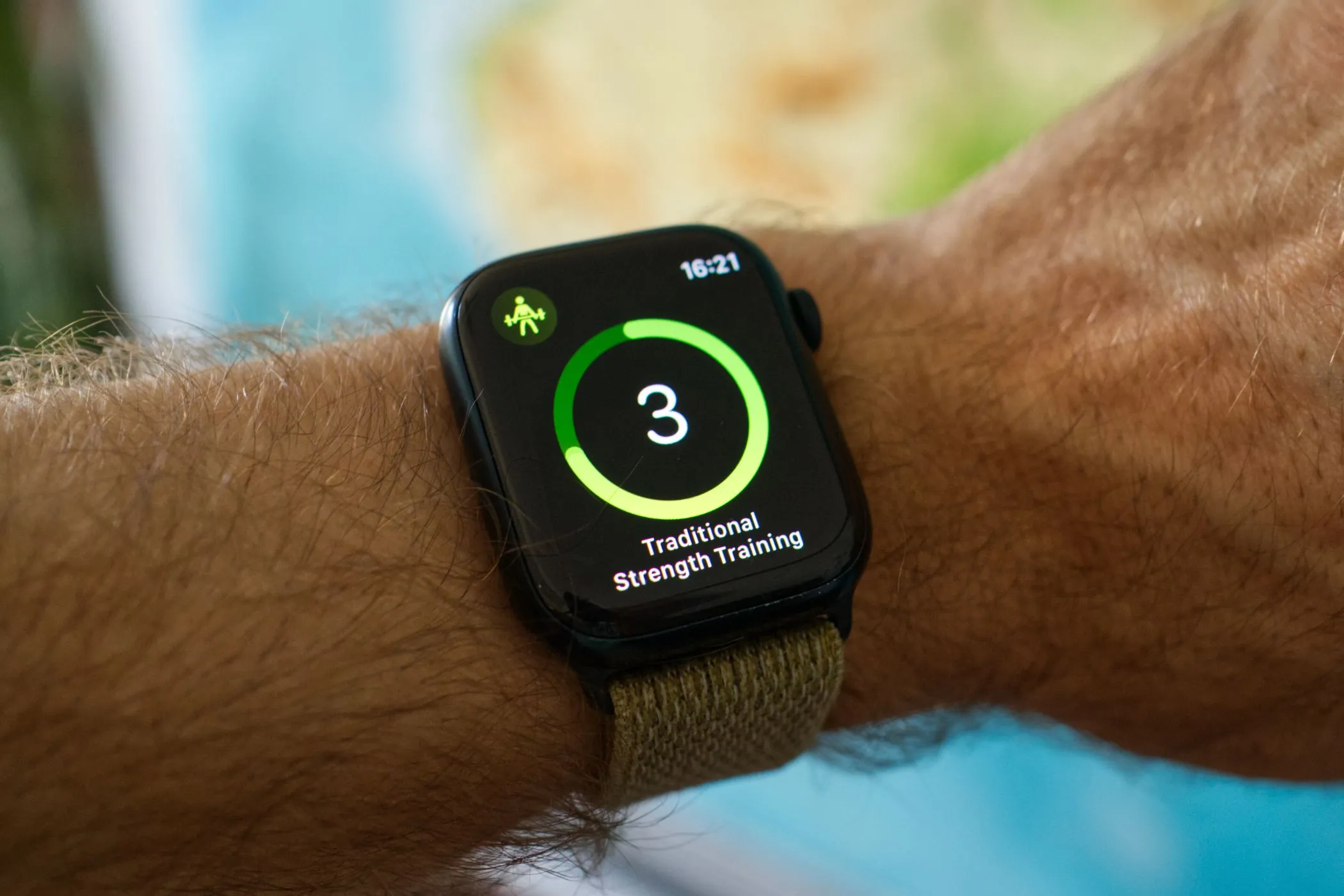 Apple Watch Series 8 trên cổ tay, bắt đầu bài tập luyện sức mạnh, minh họa việc sử dụng đồng hồ khi tập thể dục.