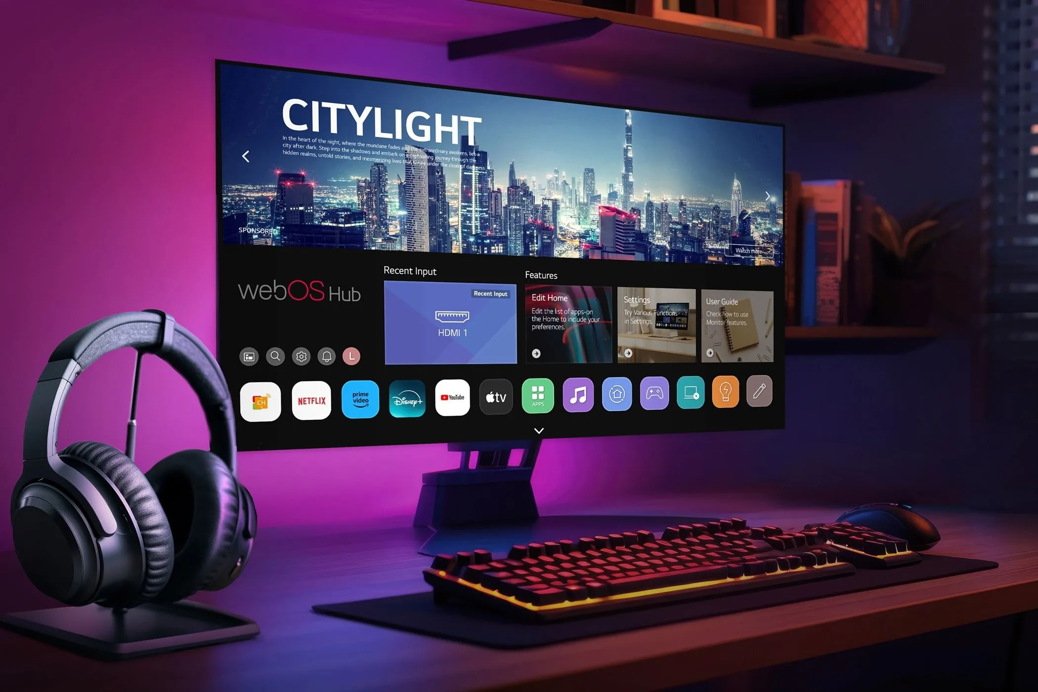 Bàn làm việc với màn hình gaming thông minh LG WebOS, tai nghe, bàn phím và chuột