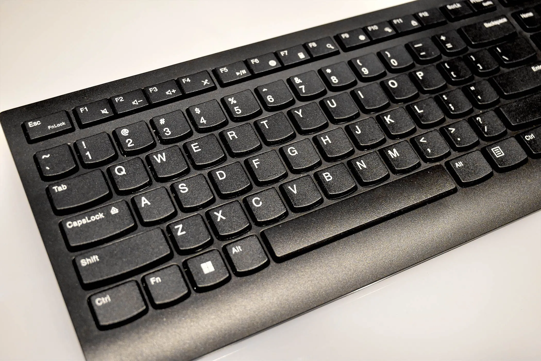 Bàn phím Bluetooth Lenovo 300 USB, phụ kiện cần thiết để biến điện thoại thành laptop.