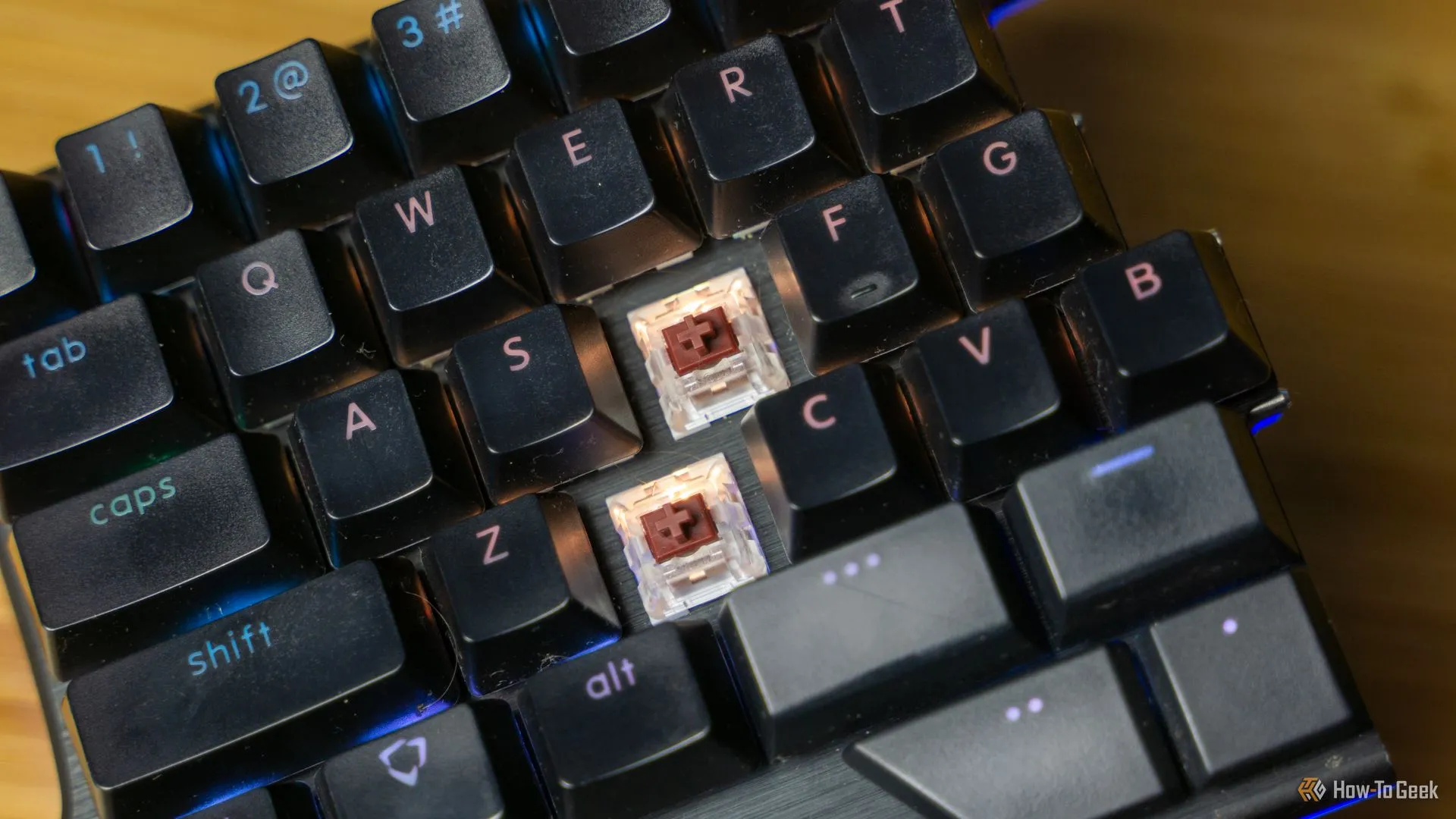 Bàn phím Dygma Raise với một vài keycap được tháo rời, minh họa tính năng hot-swappable cho phép người dùng dễ dàng thay đổi các loại switch phím cơ khác nhau.