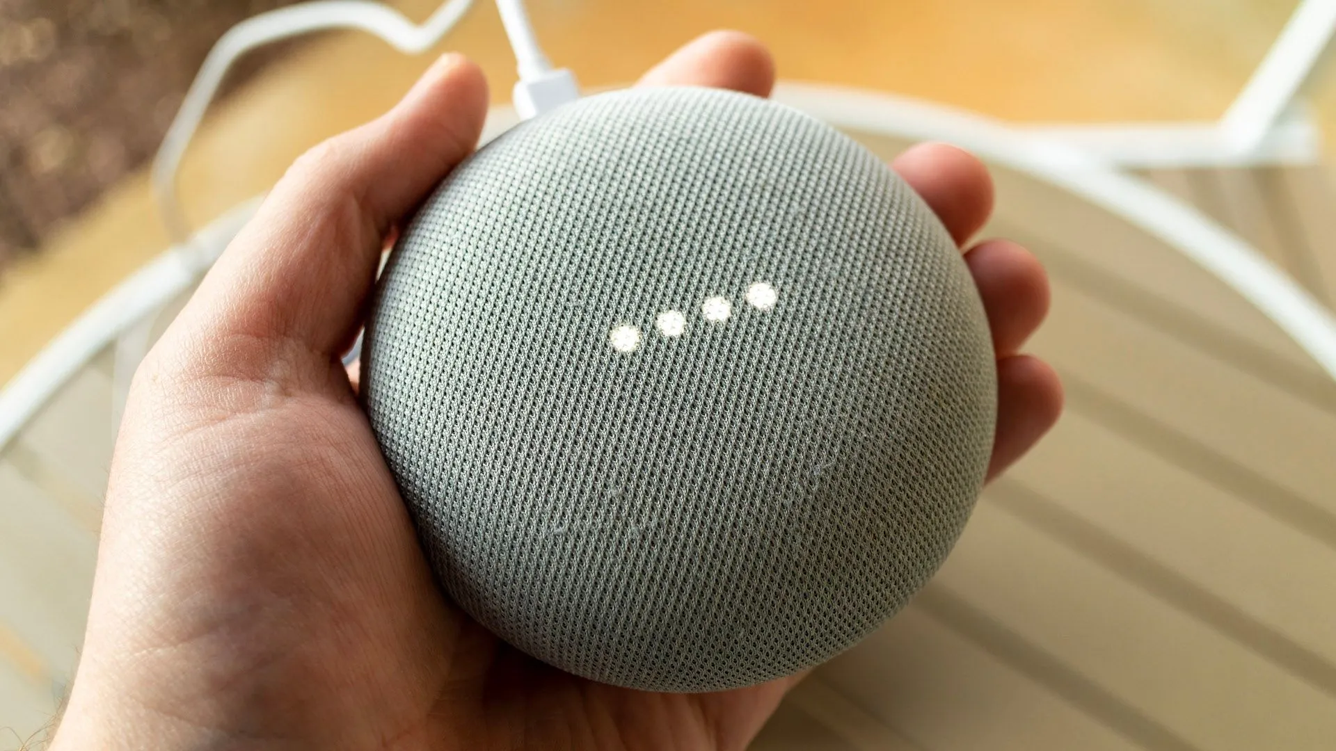 Bàn tay cầm loa Google Nest