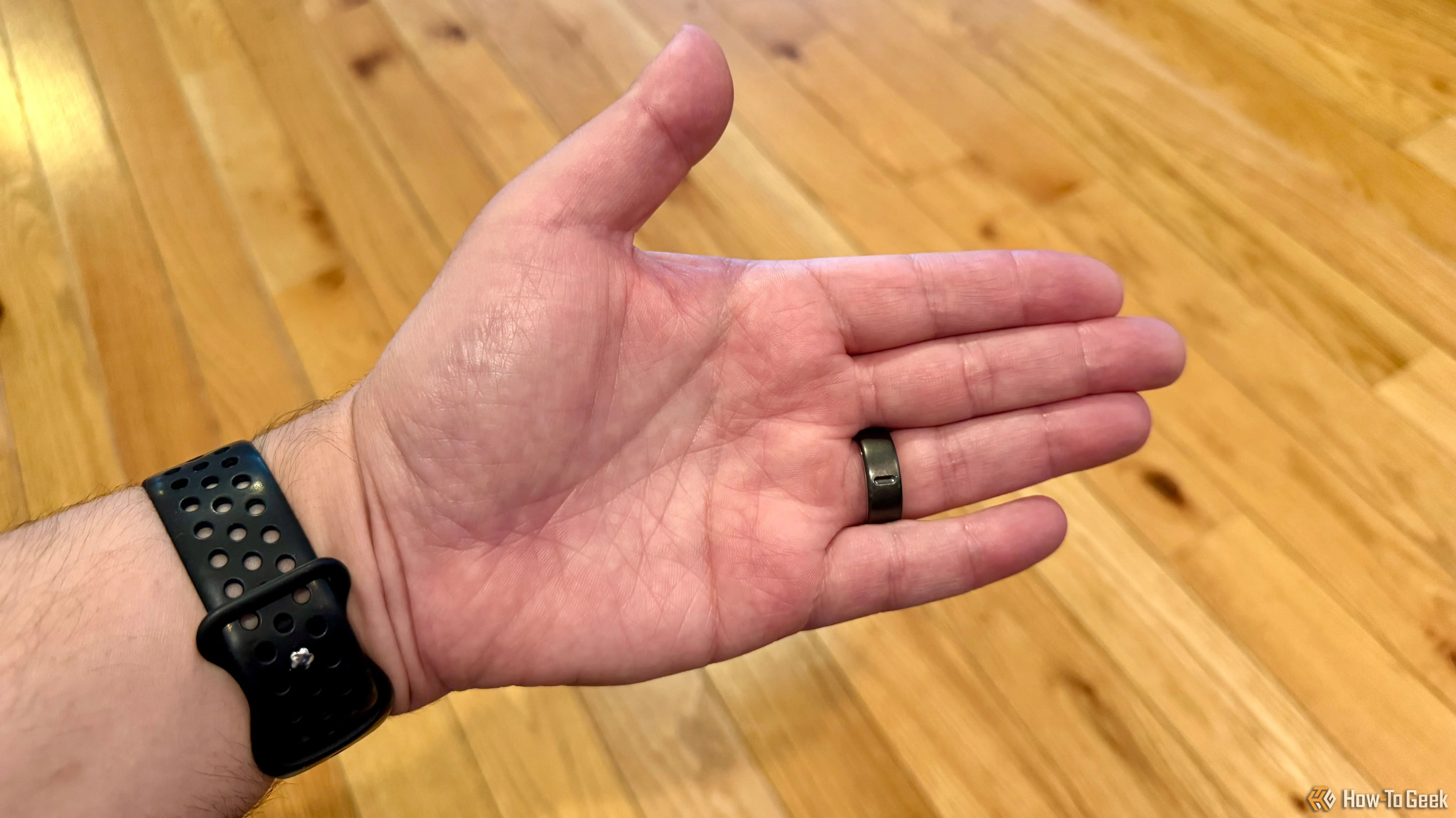 Bàn tay duỗi ra cho thấy lòng bàn tay và mặt dưới của Oura Ring 4
