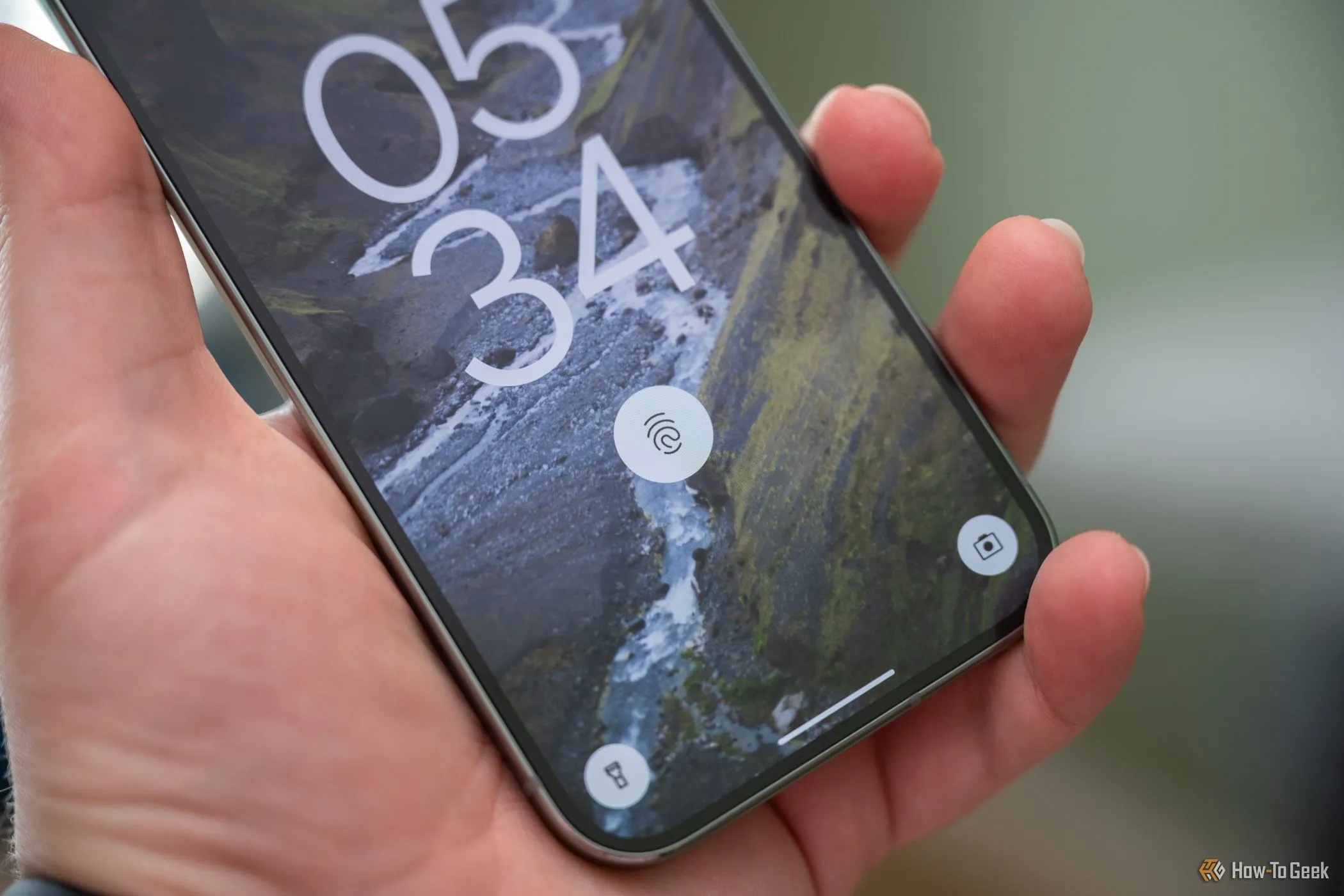 Biểu tượng cảm biến vân tay trên màn hình điện thoại Google Pixel 9 Pro, nơi các widget màn hình khóa mới trên Android 16 có thể xuất hiện, tăng cường tiện ích.