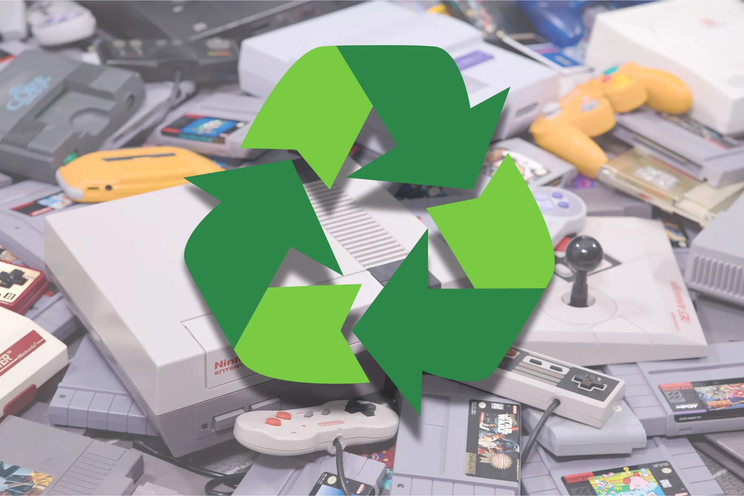 Biểu tượng tái chế màu xanh lá nổi bật trên nền một chồng các hệ máy chơi game Nintendo cũ, minh họa tầm quan trọng của việc tái chế thiết bị điện tử lỗi thời để bảo vệ môi trường.