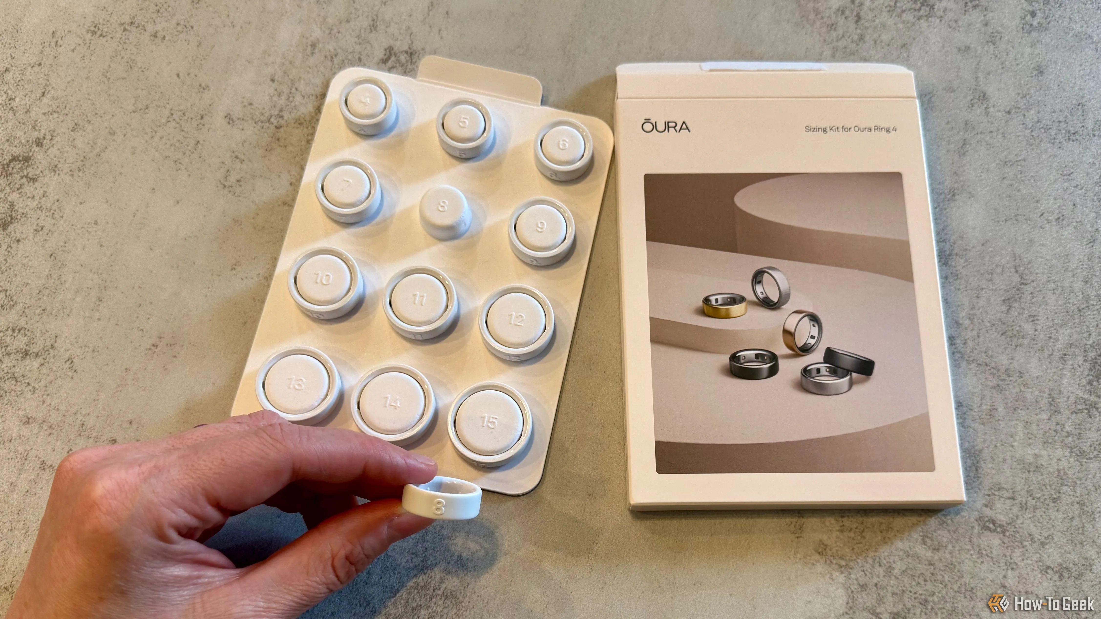 Bộ dụng cụ thử kích cỡ Oura Ring 4 với một chiếc nhẫn thử đang được cầm