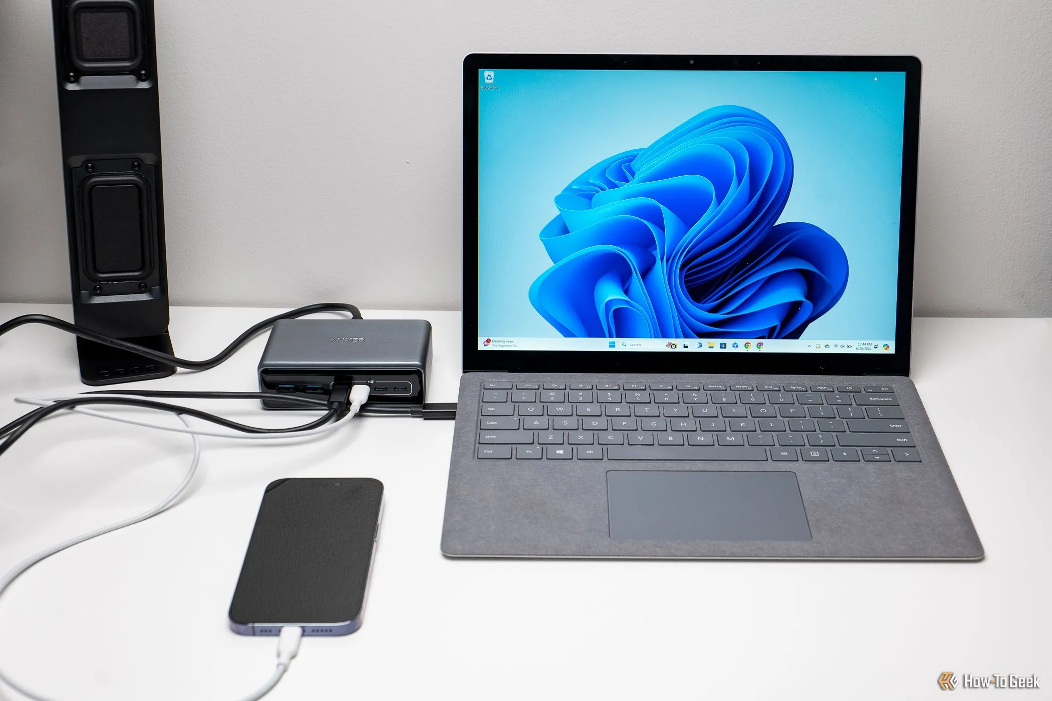 Bộ sạc Anker Prime 6-in-1 kết nối và cấp nguồn đồng thời cho MacBook Pro và iPhone, minh họa khả năng sạc nhanh 200W.