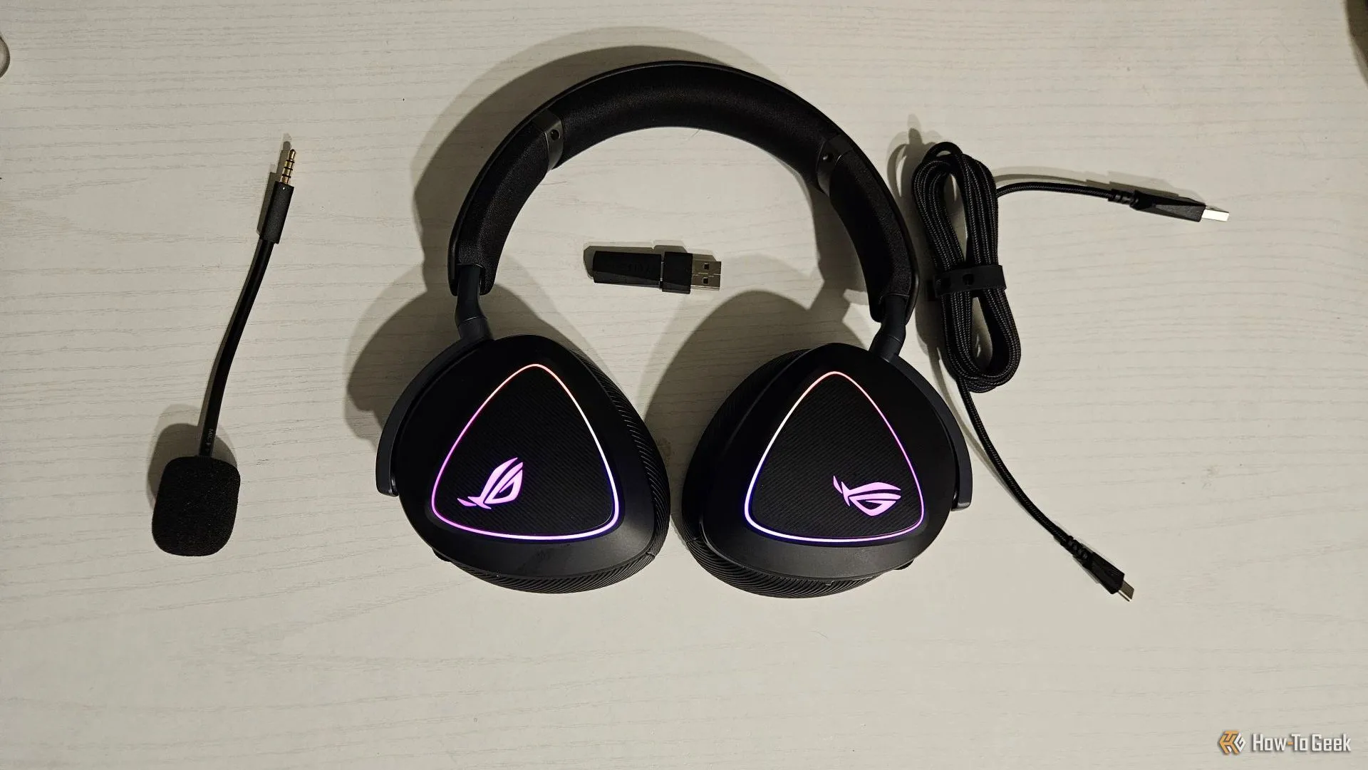 Bộ sản phẩm tai nghe gaming ASUS ROG Delta II bao gồm tai nghe, microphone tháo rời, cáp sạc USB-C, cáp âm thanh 3.5mm, USB dongle và cặp đệm tai thay thế.