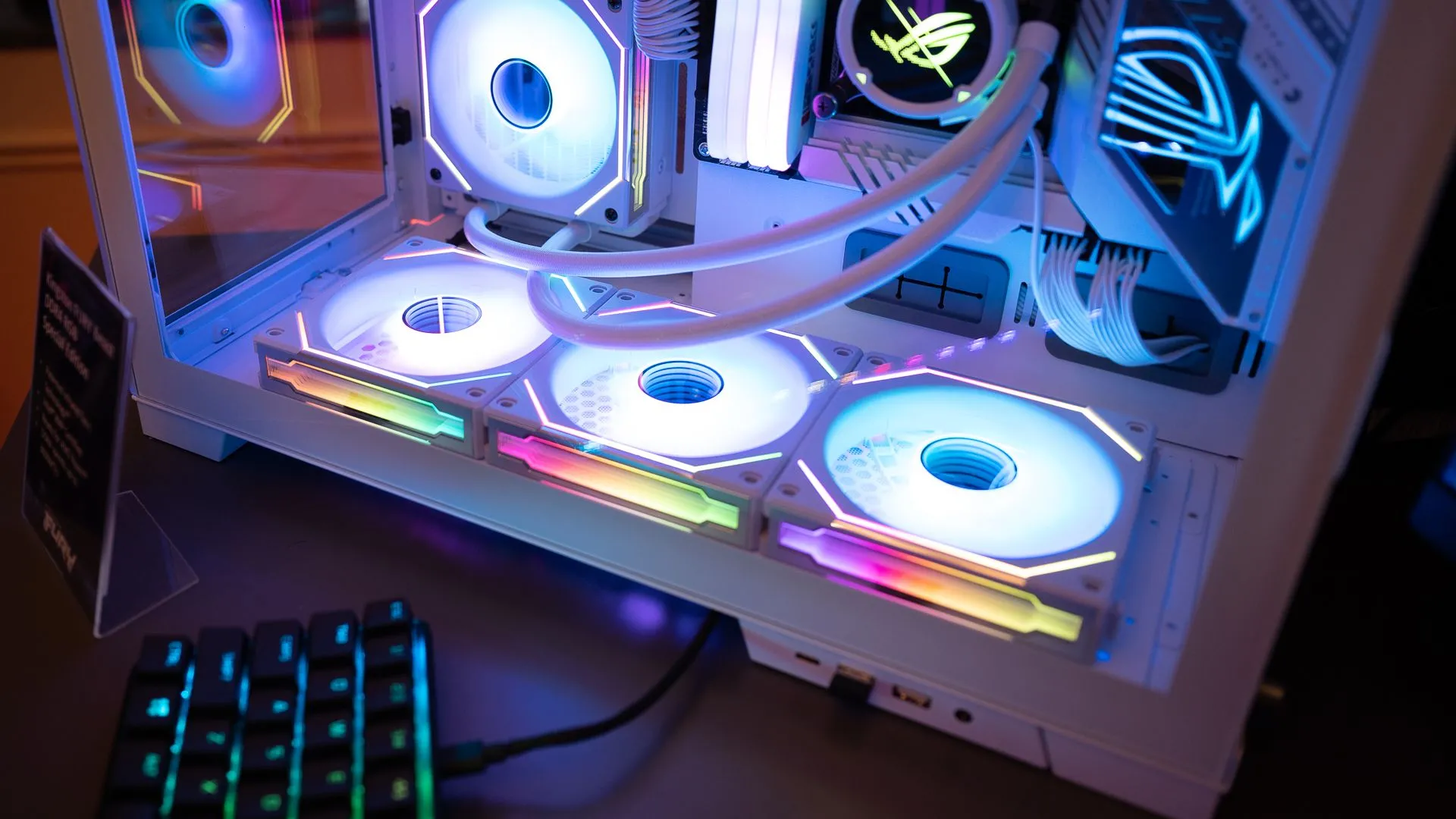 Các quạt tản nhiệt RGB lung linh bên trong một bộ PC gaming, thể hiện khả năng cá nhân hóa cao khi tự build máy.