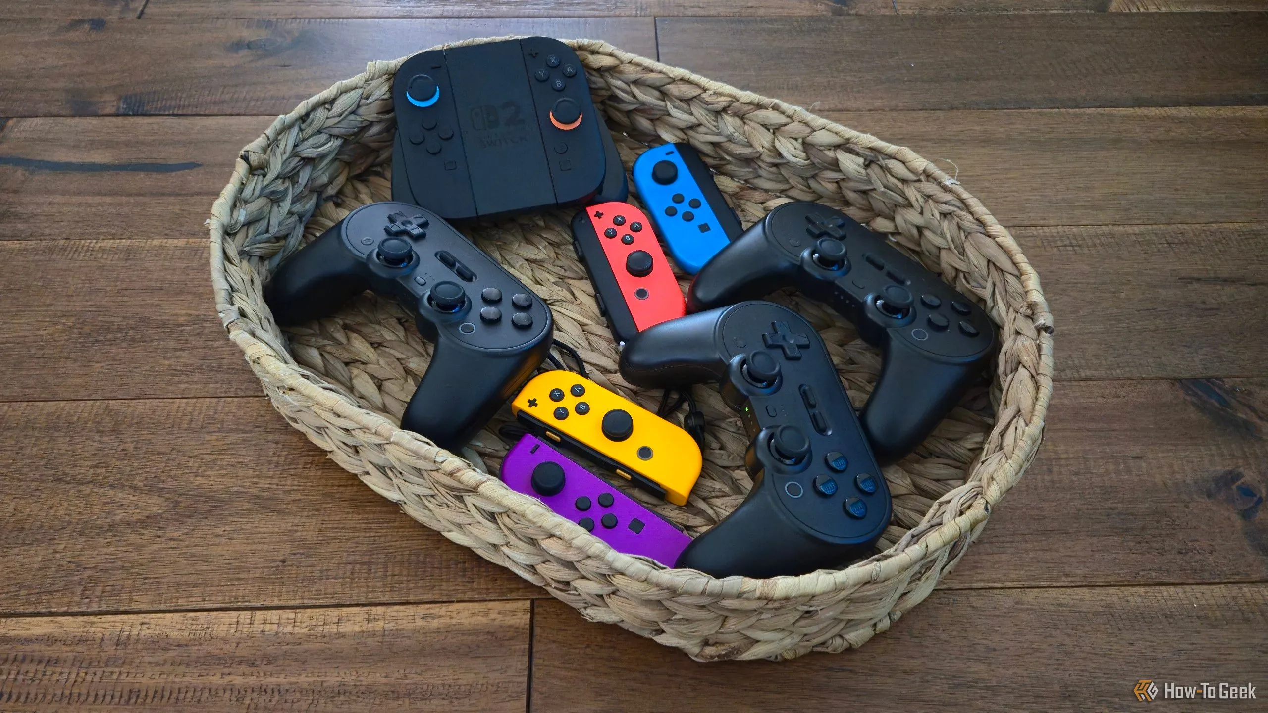 Các tay cầm Joy-Cons và 8BitDo Pro 2 trong giỏ, sẵn sàng cho nhiều người chơi.