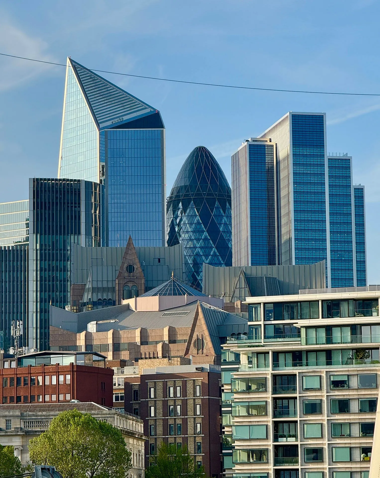Các tòa nhà chọc trời ở London với đường dây điện thoại hoặc điện xấu xí.