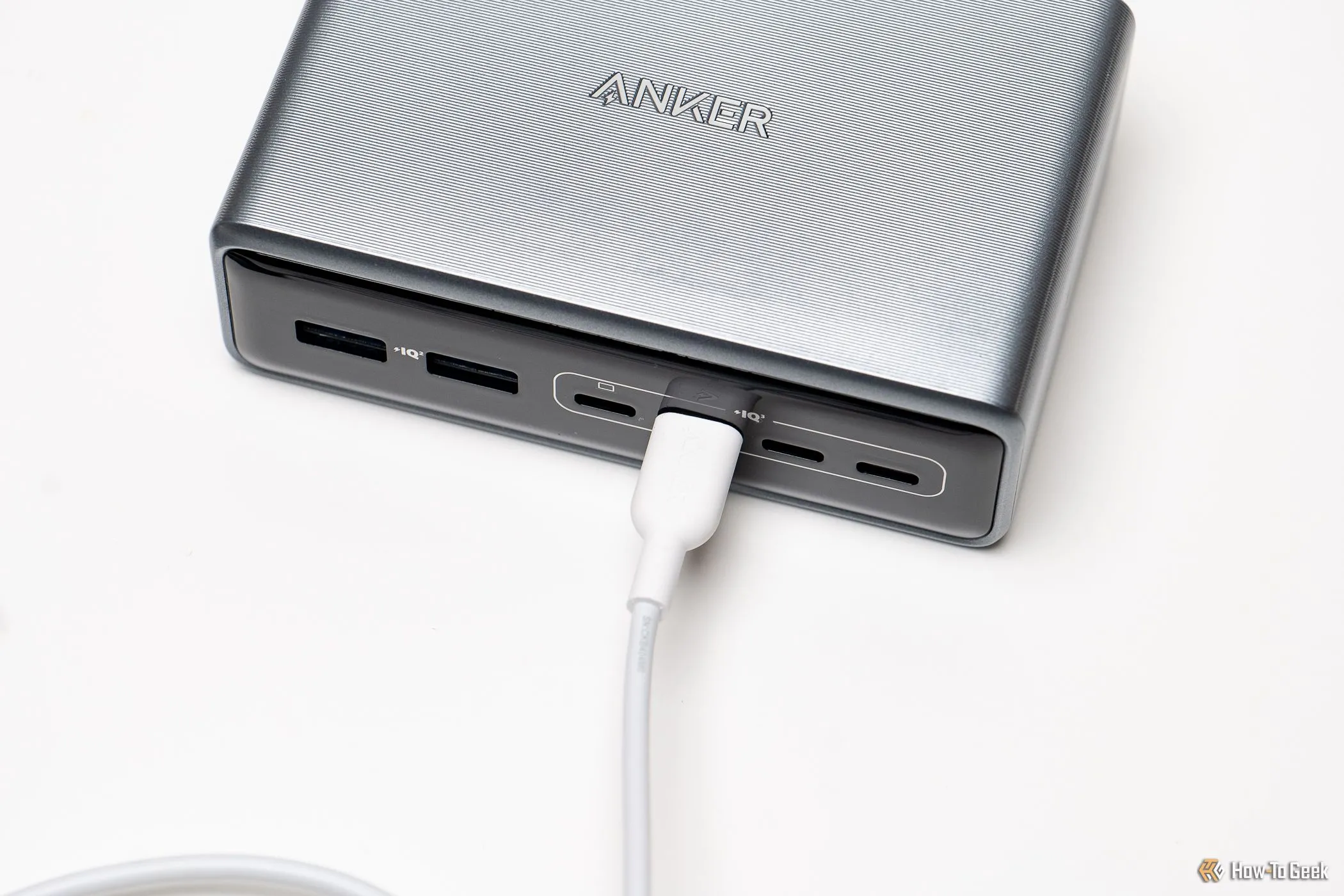 Cận cảnh bộ sạc Anker Prime 6-in-1 với một cáp sạc USB-A đang được cắm, minh họa tính linh hoạt của các cổng sạc.