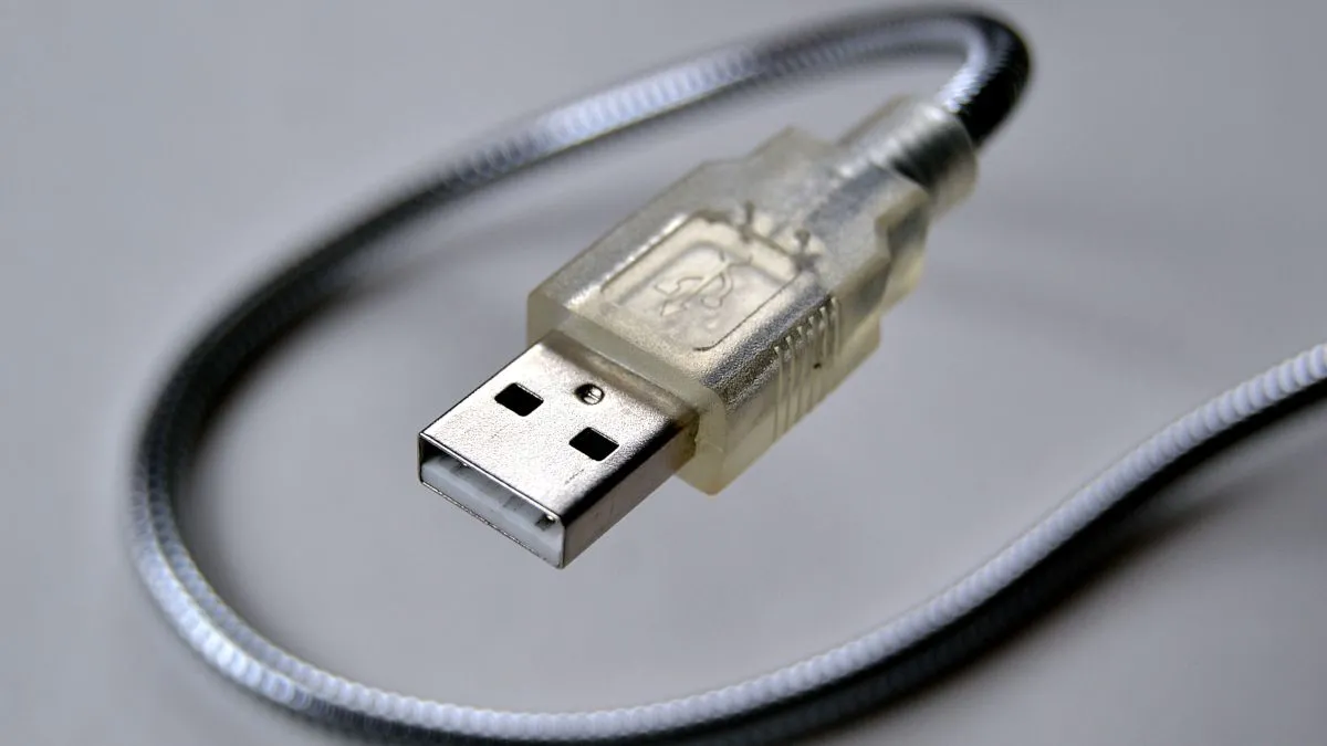 Cận cảnh đầu nối cáp USB-A với vỏ trong suốt, cho thấy cấu tạo bên trong.
