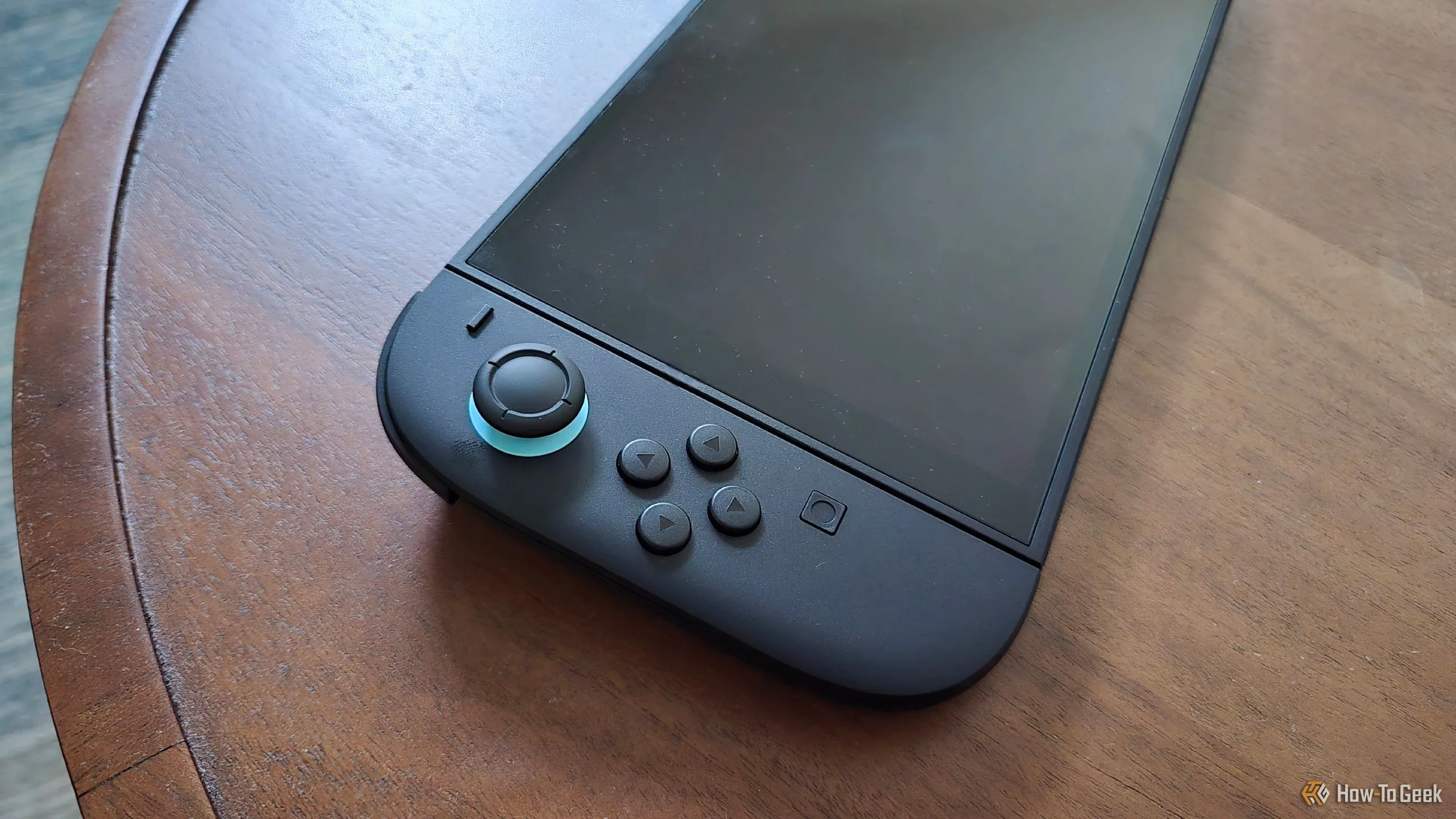 Cận cảnh tay cầm Joy-Con trái của máy chơi game Nintendo Switch 2 với thiết kế mới.