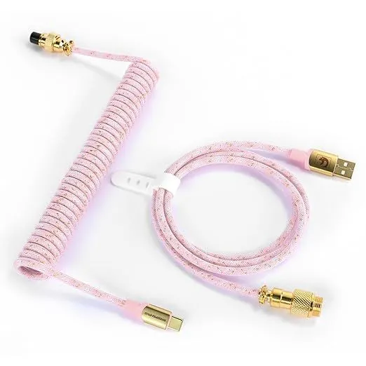 Cáp bàn phím cơ ATTACK SHARK USB-C xoắn màu hồng với đầu nối kim loại, tăng tính thẩm mỹ cho góc làm việc.
