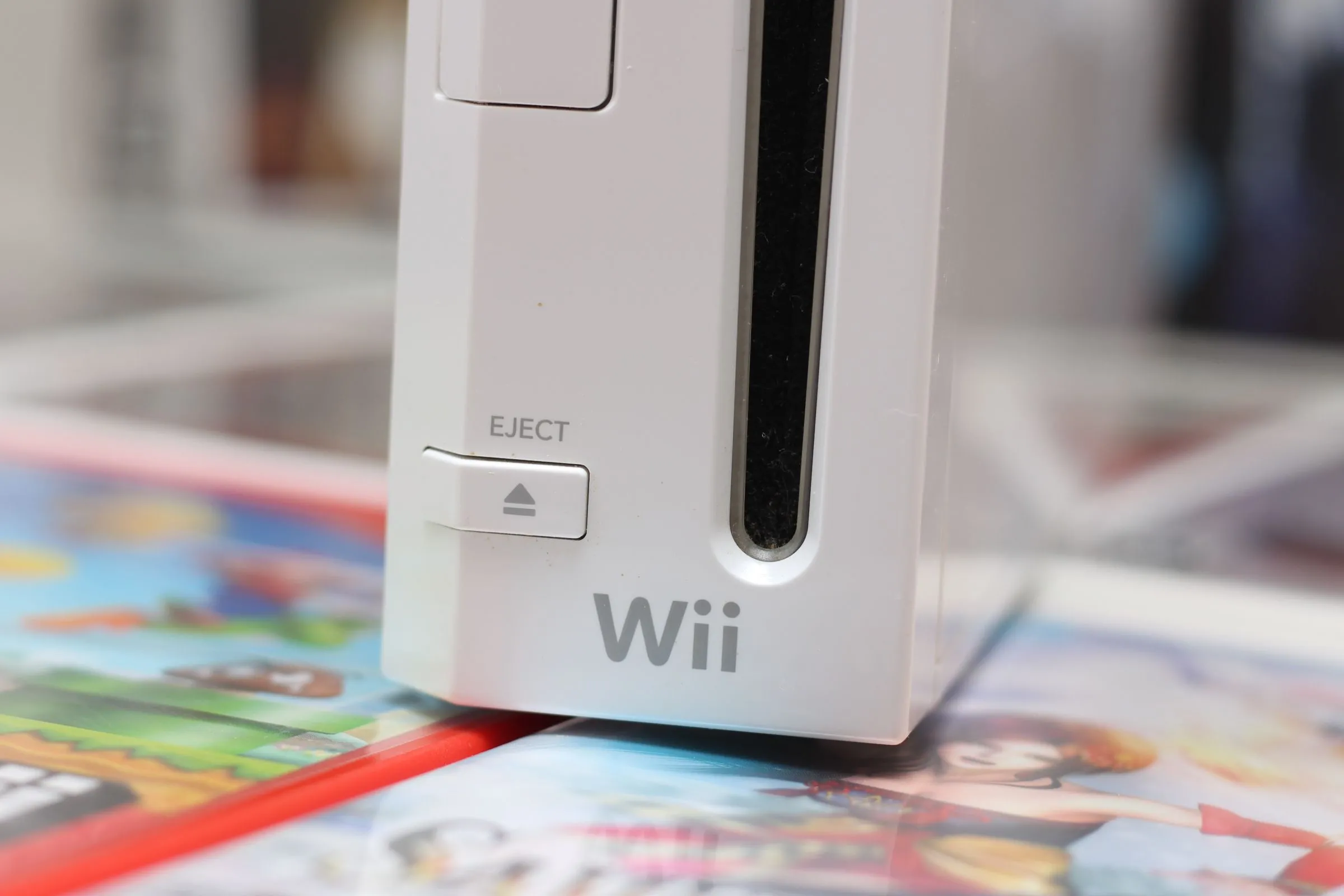 Chiếc console Nintendo Wii màu trắng nguyên bản, biểu tượng của kỷ nguyên game gia đình.