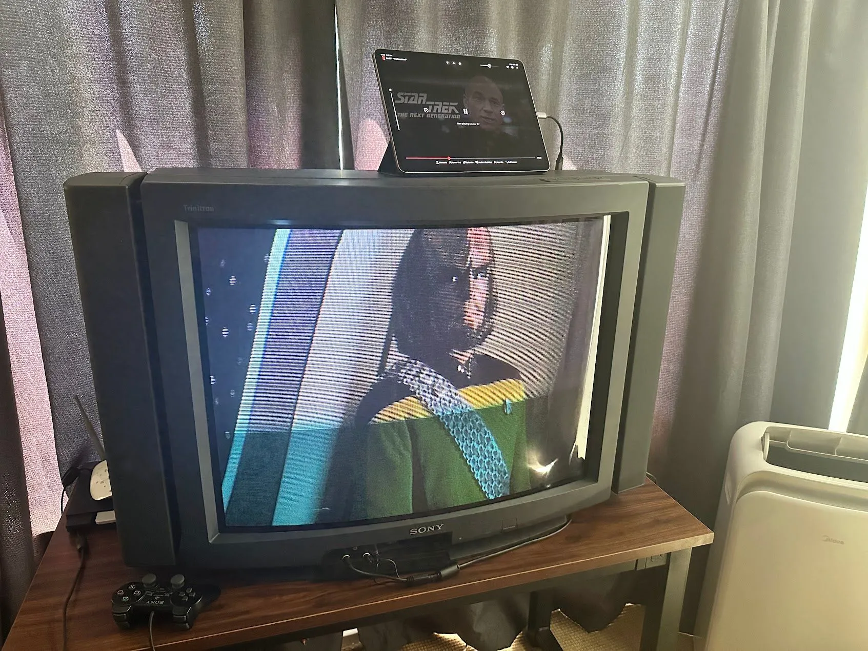 Chiếc iPad được kết nối và phát nội dung phim Star Trek lên màn hình TV CRT cổ điển