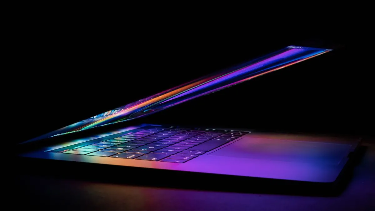 Chiếc MacBook Air M1/M2 với màn hình hiển thị màu sắc rực rỡ, tượng trưng cho khả năng chơi game vượt trội của chip Apple Silicon