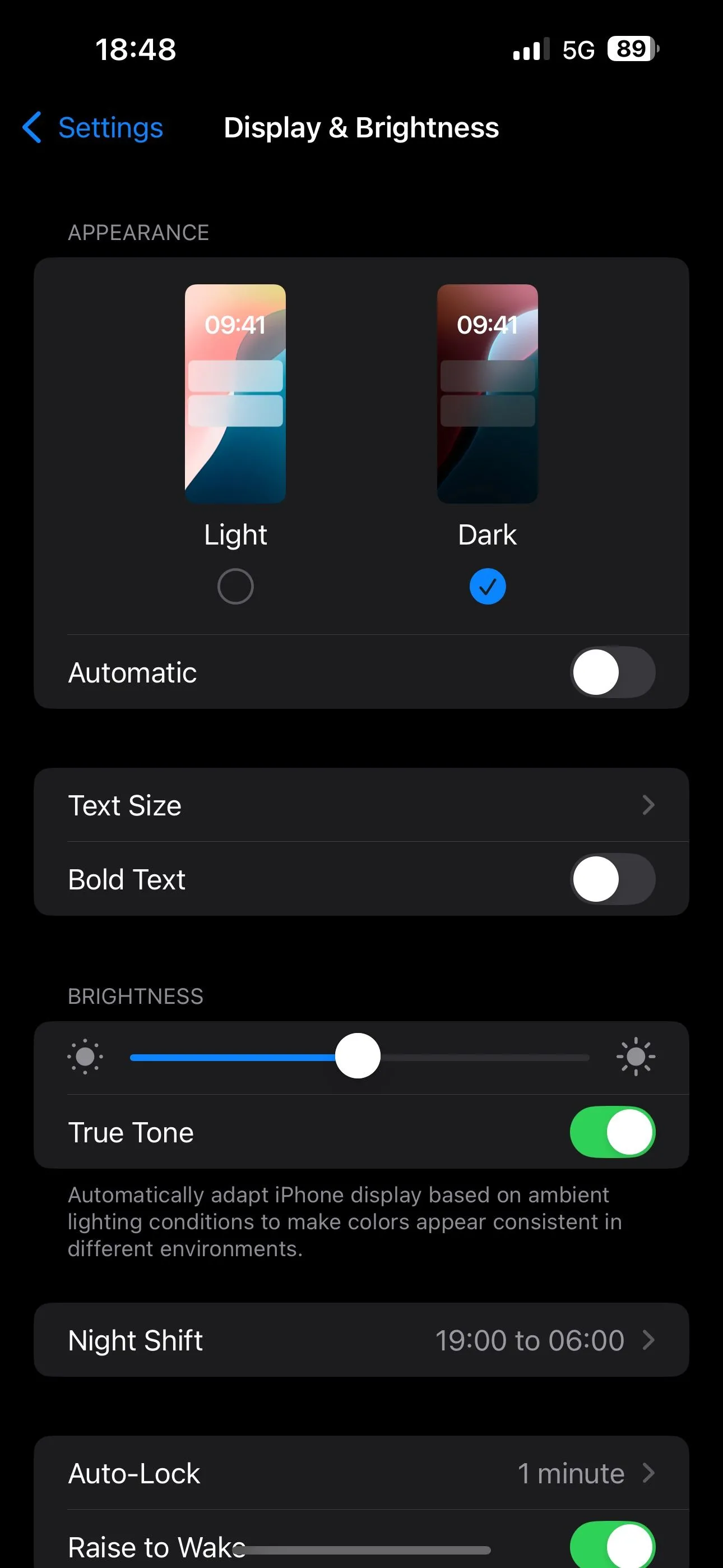 Chọn giao diện Tối (Dark) trong cài đặt Màn hình &amp; Độ sáng của iPhone để tối ưu hiển thị ban đêm