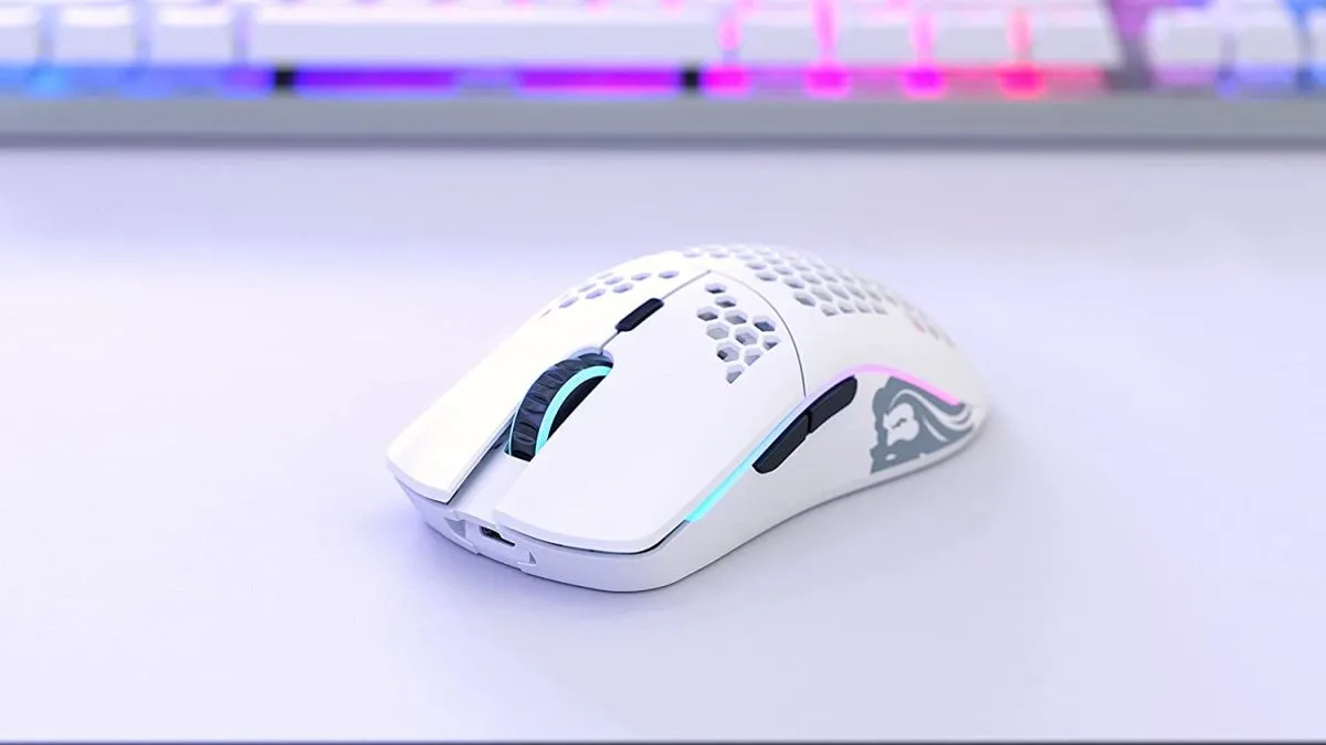 Chuột chơi game Glorious Model O Wireless trên bàn di chuột