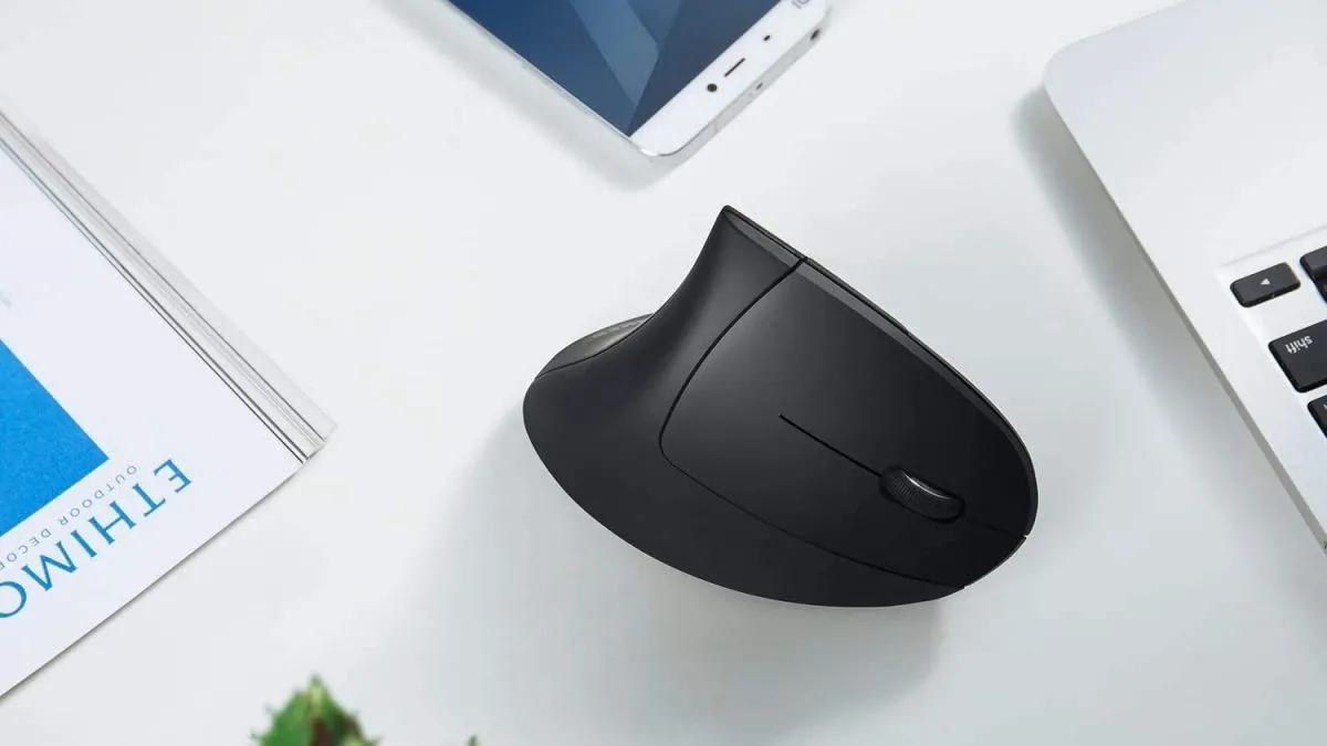 Chuột dọc Anker AK-UBA trên mặt bàn