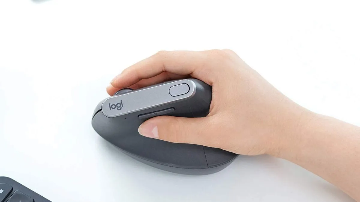Chuột không dây Logitech MX Vertical trên bàn làm việc