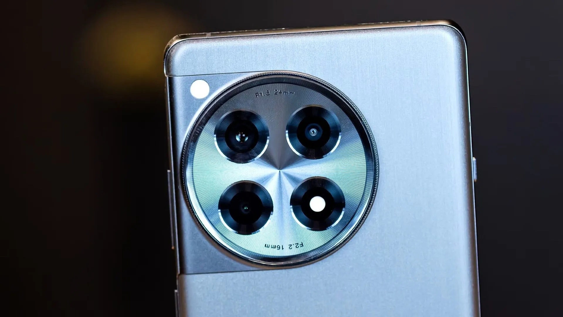 Cụm camera phía sau của điện thoại OnePlus 12R