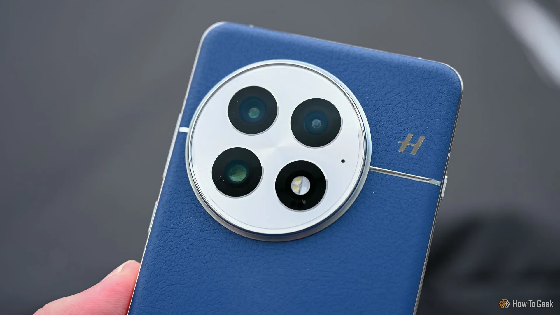 Cụm camera phía sau của điện thoại OnePlus, thể hiện thiết kế mới và sự thay đổi trong các tính năng vật lý như nút Action Button thay thế Alert Slider.