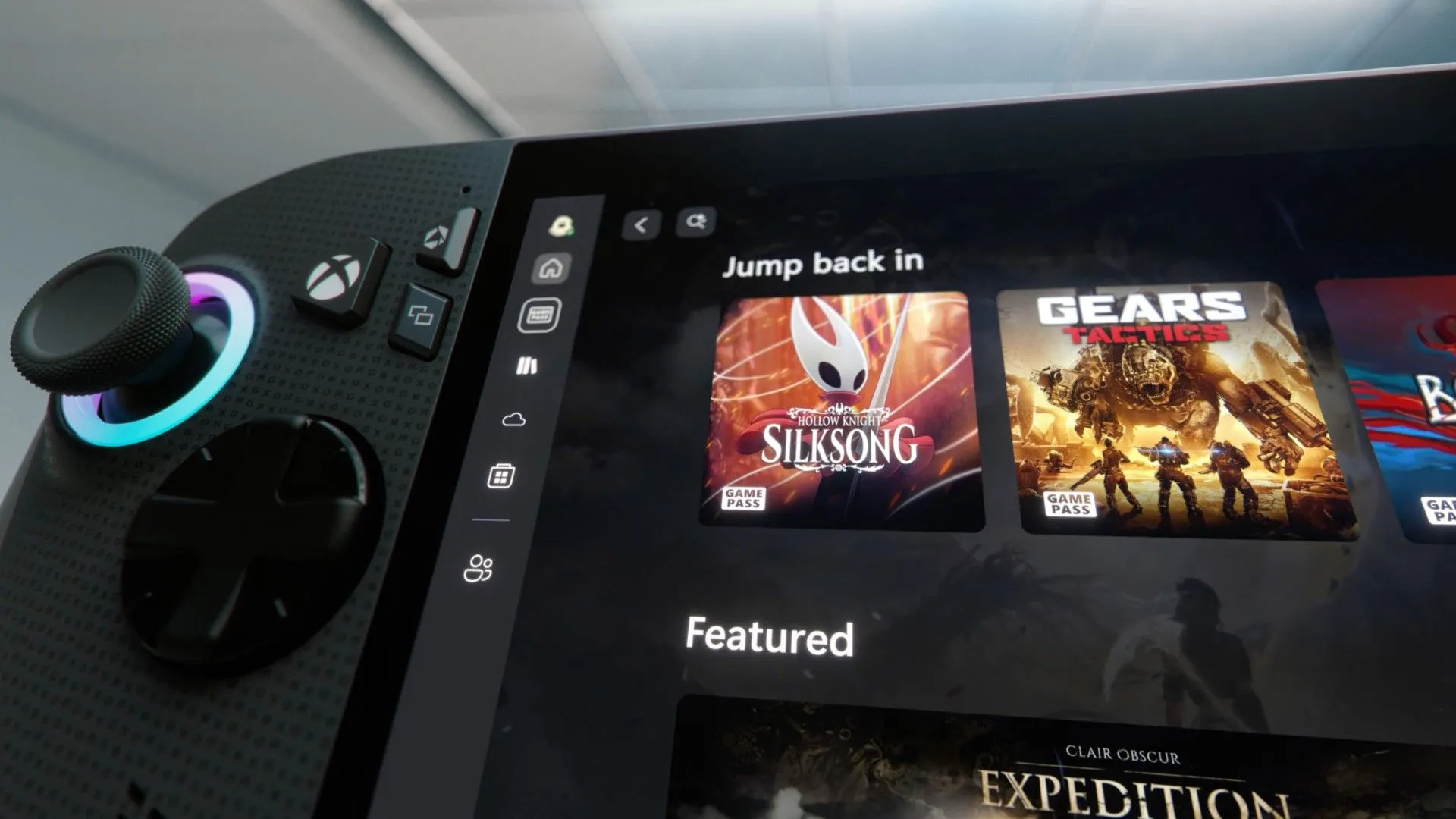 Dashboard ứng dụng Xbox trên ROG Xbox Ally X, tập trung vào trải nghiệm gaming liền mạch.