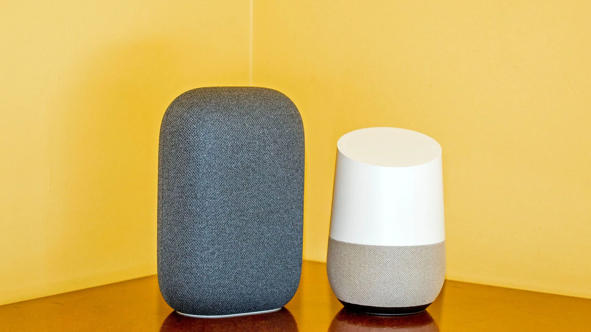 Đèn LED màu tím và xanh của loa thông minh Google Nest biểu thị Gemini AI