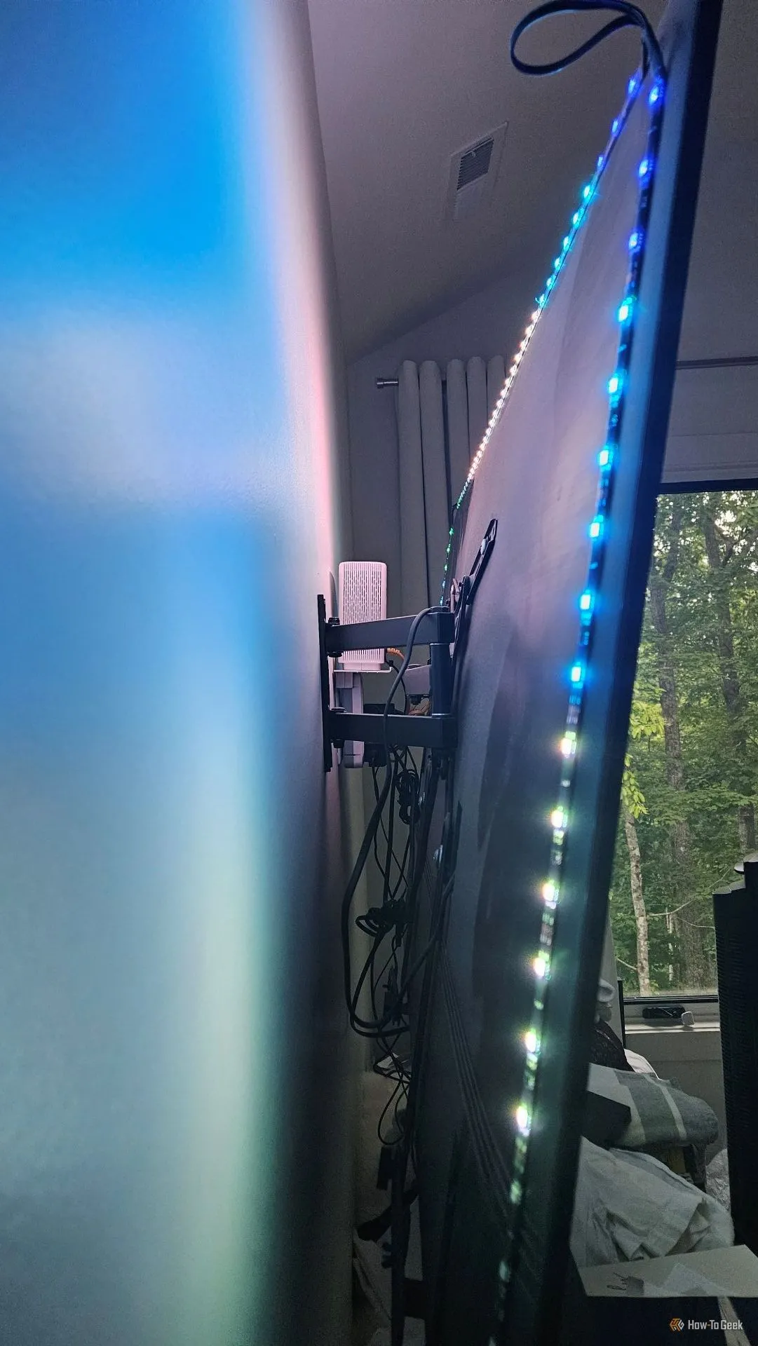 Đèn nền WiZ được gắn phía sau TV, cho thấy dải đèn LED