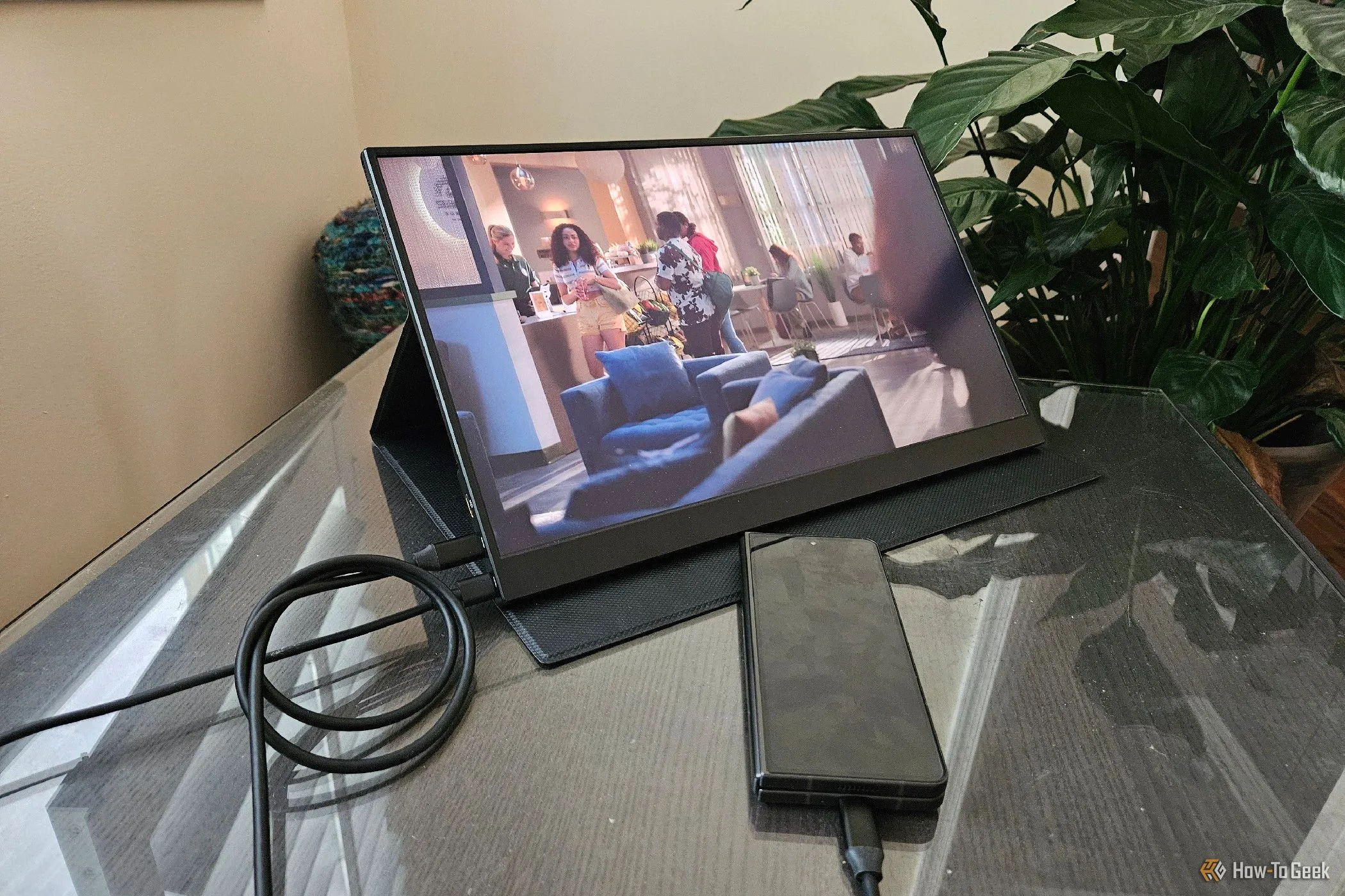 Điện thoại Galaxy Z Fold 5 kết nối với màn hình di động qua cáp USB-C, mở rộng không gian làm việc.