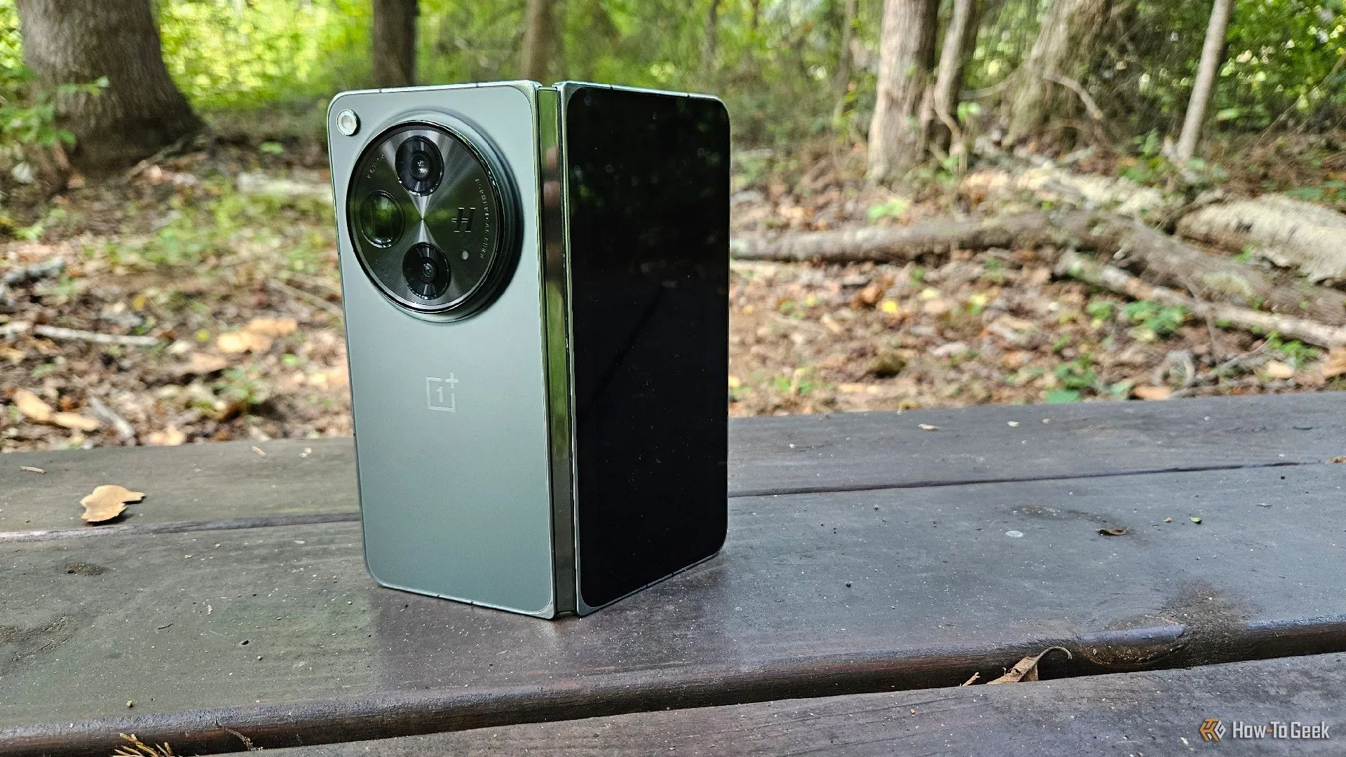 Điện thoại gập OnePlus Open đang được sử dụng, dự kiến nằm trong danh sách cập nhật Android 16