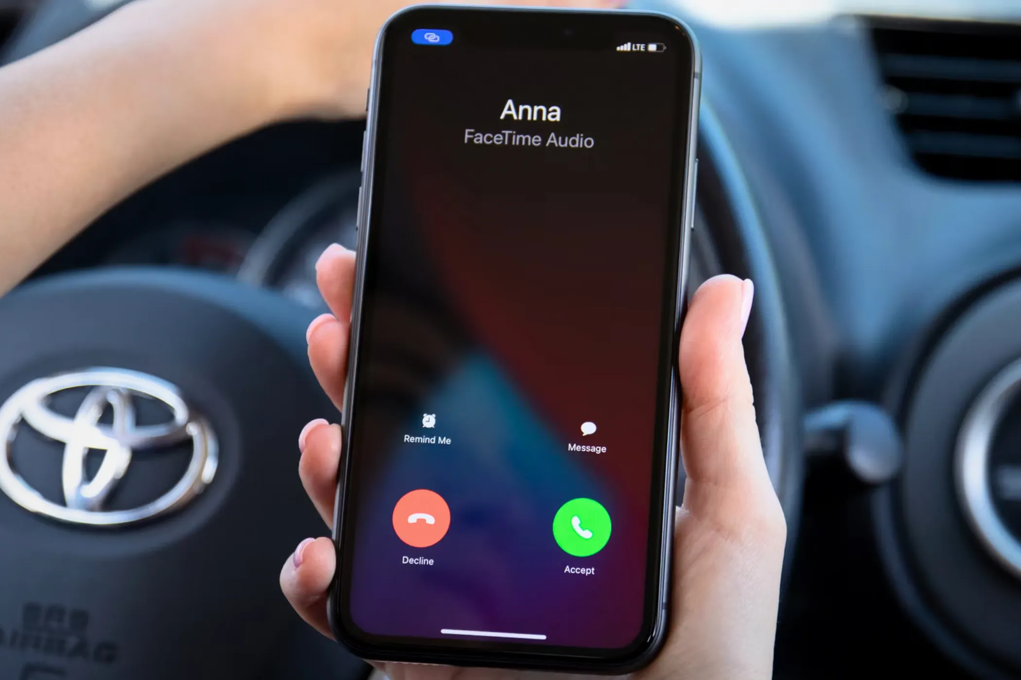 Điện thoại iPhone 11 hiển thị cuộc gọi FaceTime đến, minh họa tính năng gọi điện trên di động.