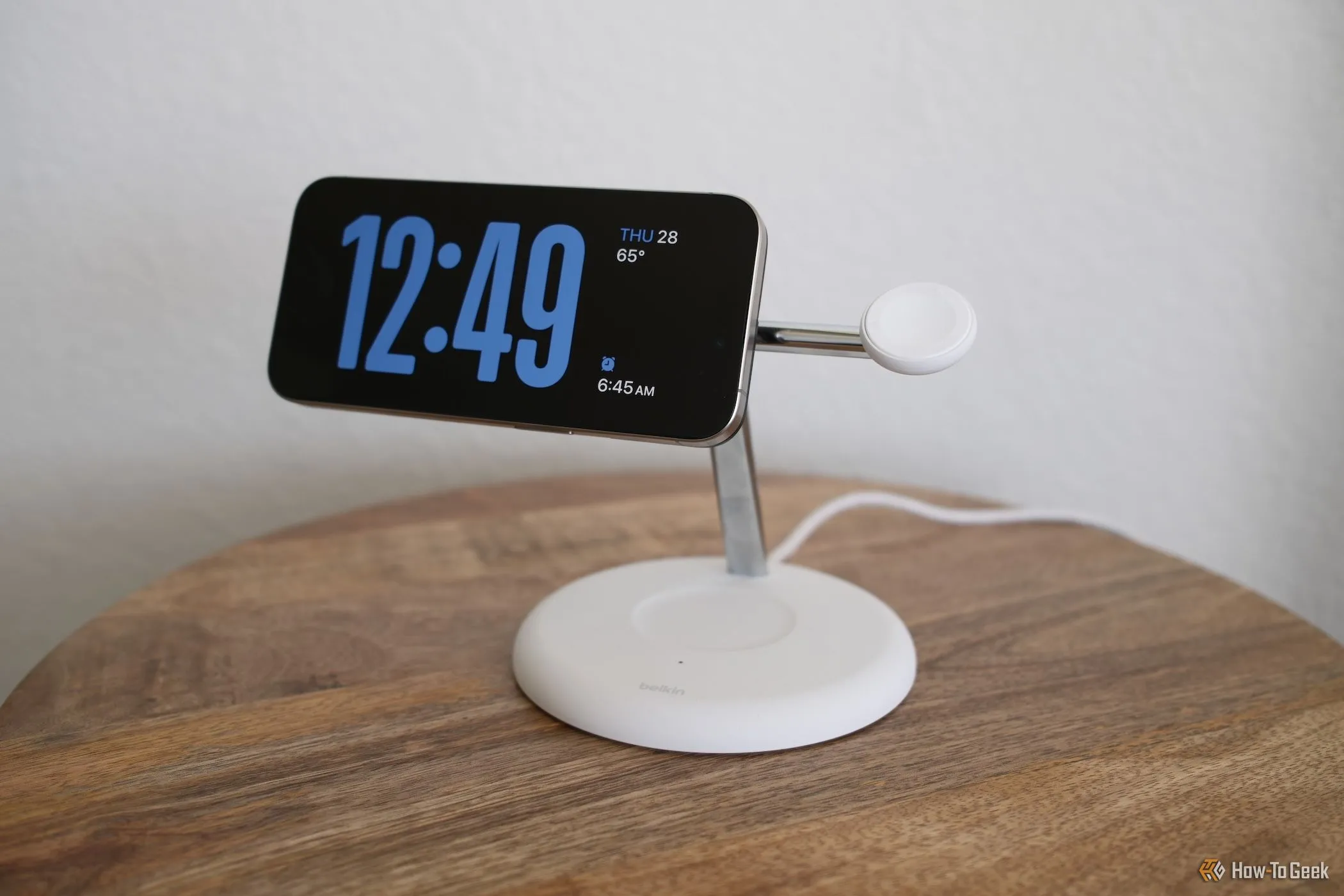 Điện thoại iPhone hiển thị chế độ StandBy khi đặt trên đế sạc Belkin BoostCharge Pro Qi2