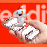 Điện thoại iPhone hiển thị ứng dụng Reddit với biểu tượng người ngoài hành tinh đặc trưng, minh họa cho thói quen doomscrolling trên mạng xã hội.