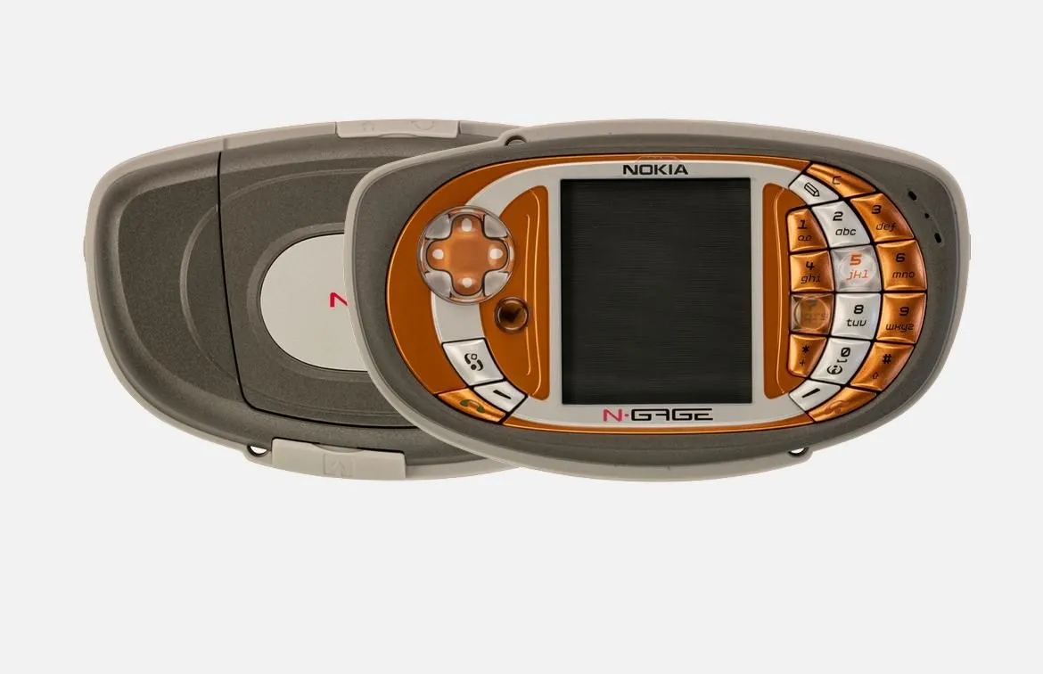 Điện thoại Nokia N-Gage QD màu đen được chụp từ góc trên, thể hiện thiết kế nhỏ gọn hơn và vị trí loa thoại được cải tiến so với phiên bản N-Gage gốc, đánh dấu nỗ lực khắc phục lỗi của Nokia.