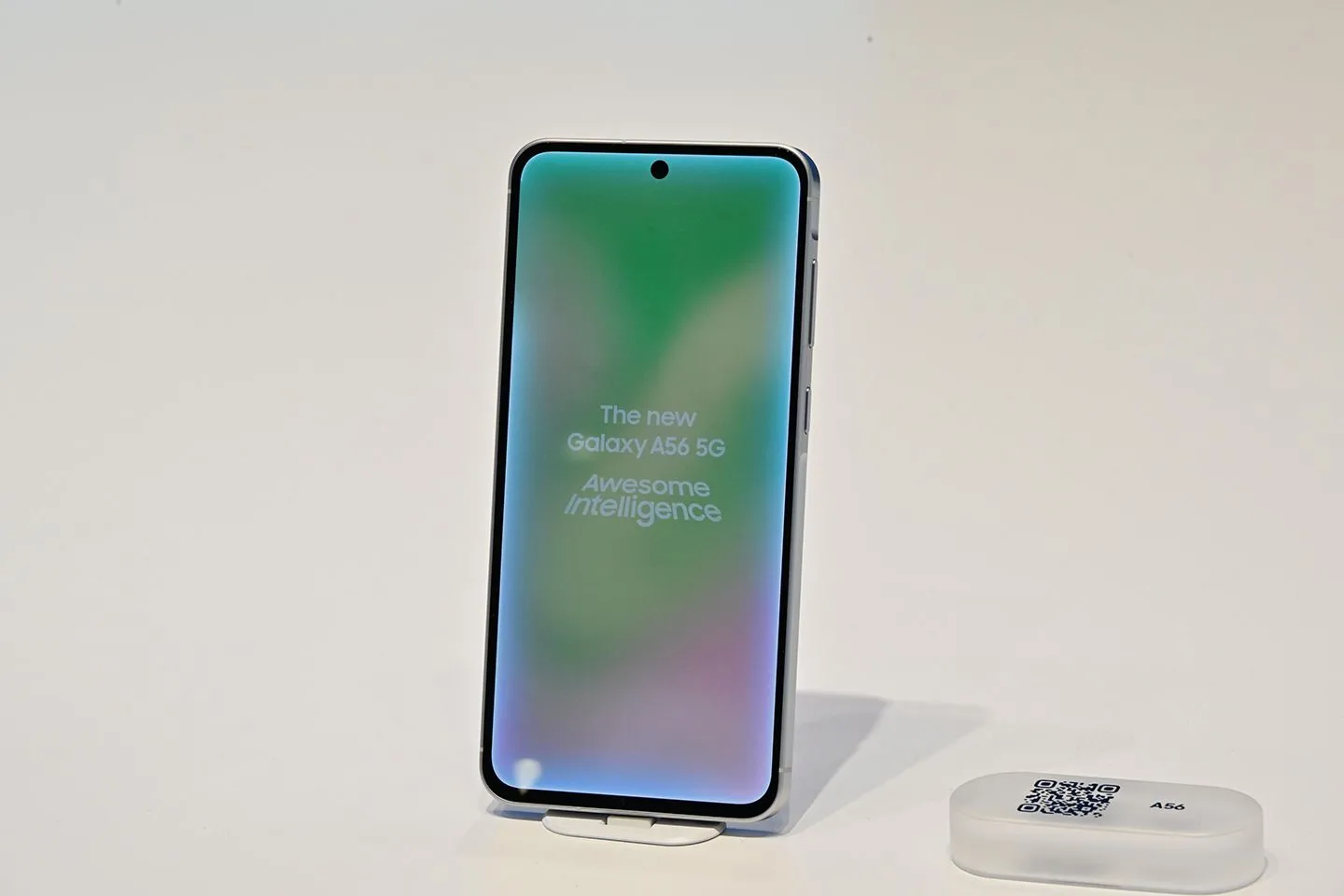 Điện thoại Samsung Galaxy A56 hiển thị màn hình lớn với viền mỏng