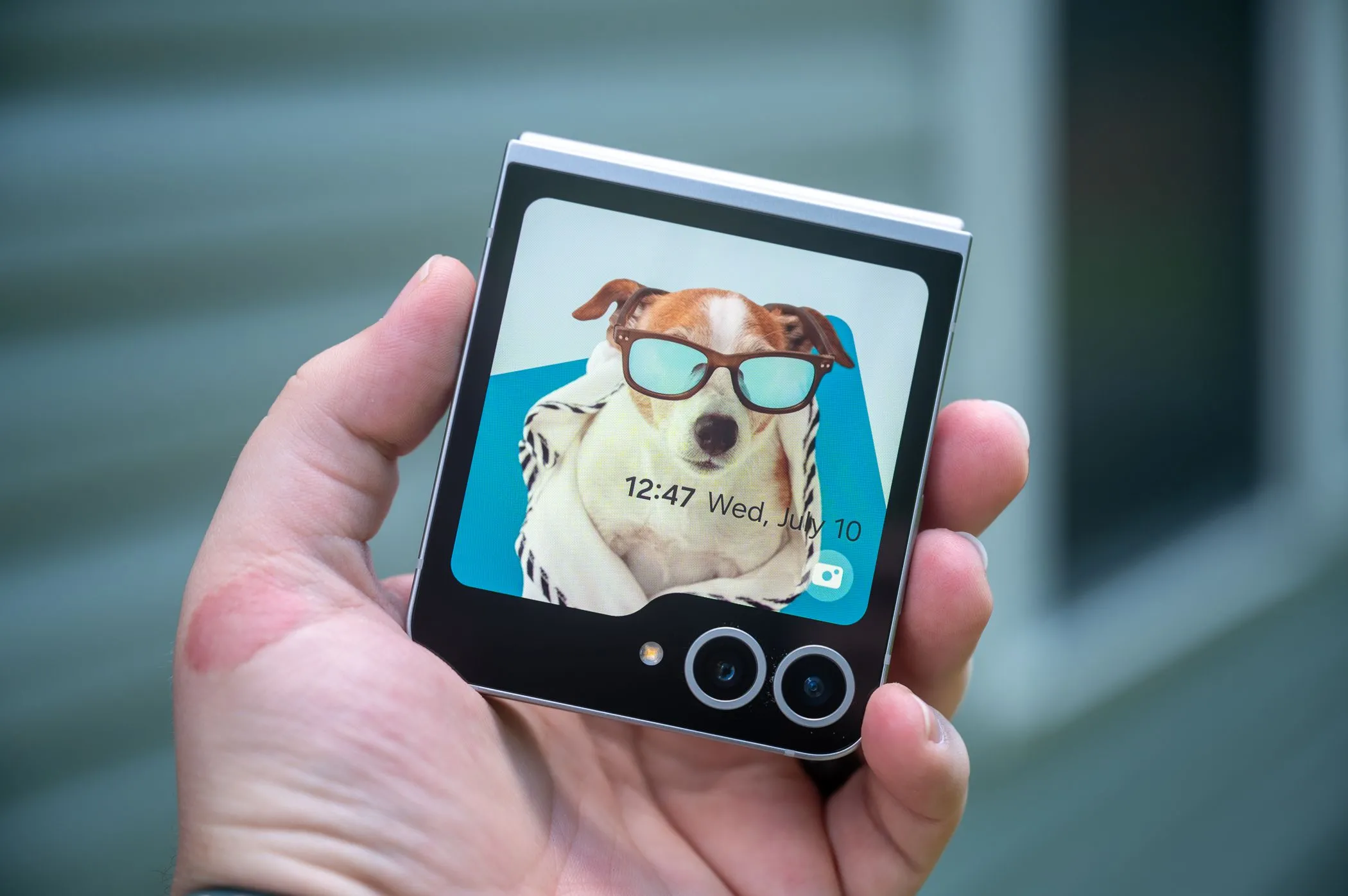 Điện thoại Samsung Galaxy Z Flip đang gập lại