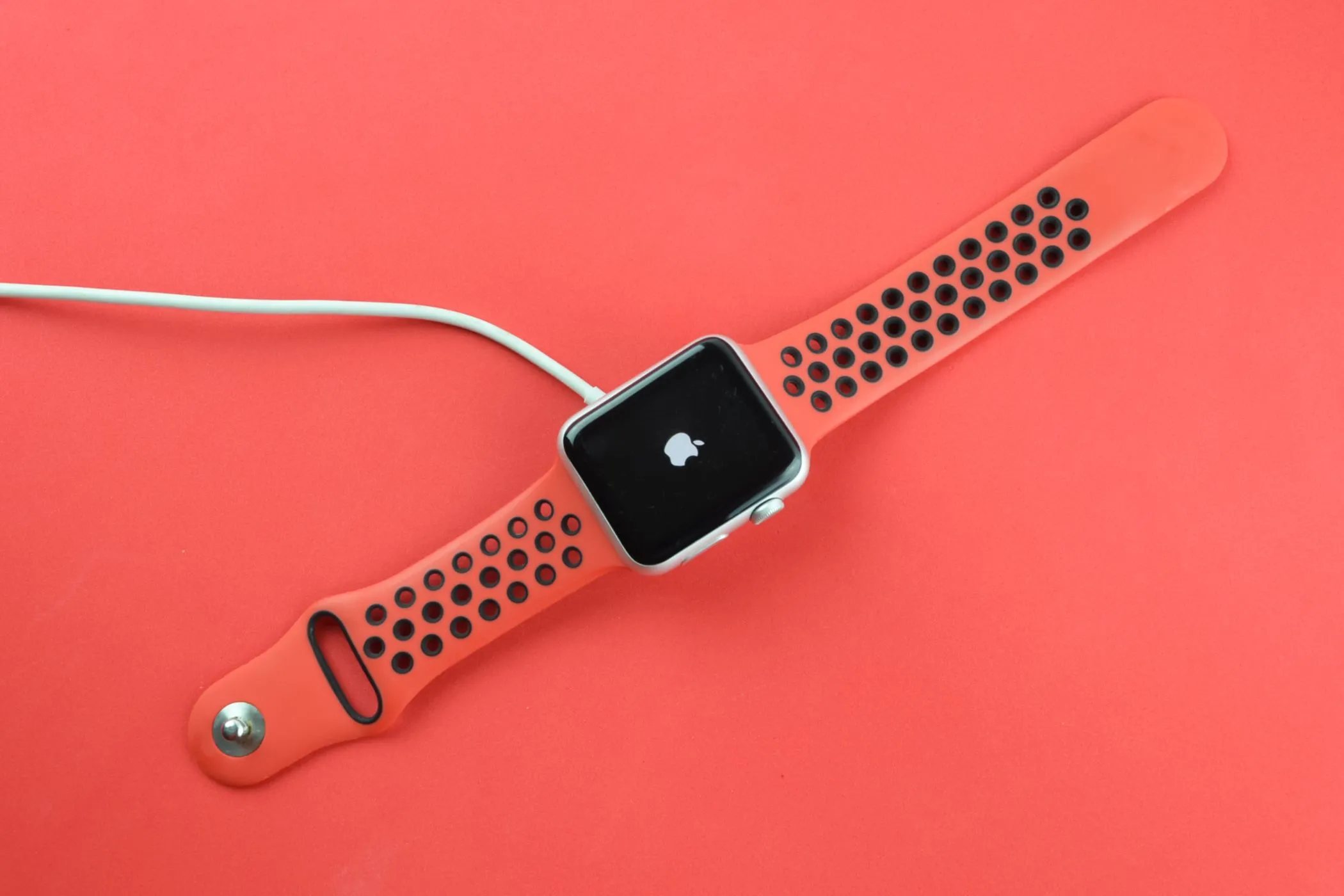Đồng hồ Apple Watch đang sạc, hiển thị logo Apple trên màn hình, tượng trưng cho việc ngắt kết nối tạm thời.