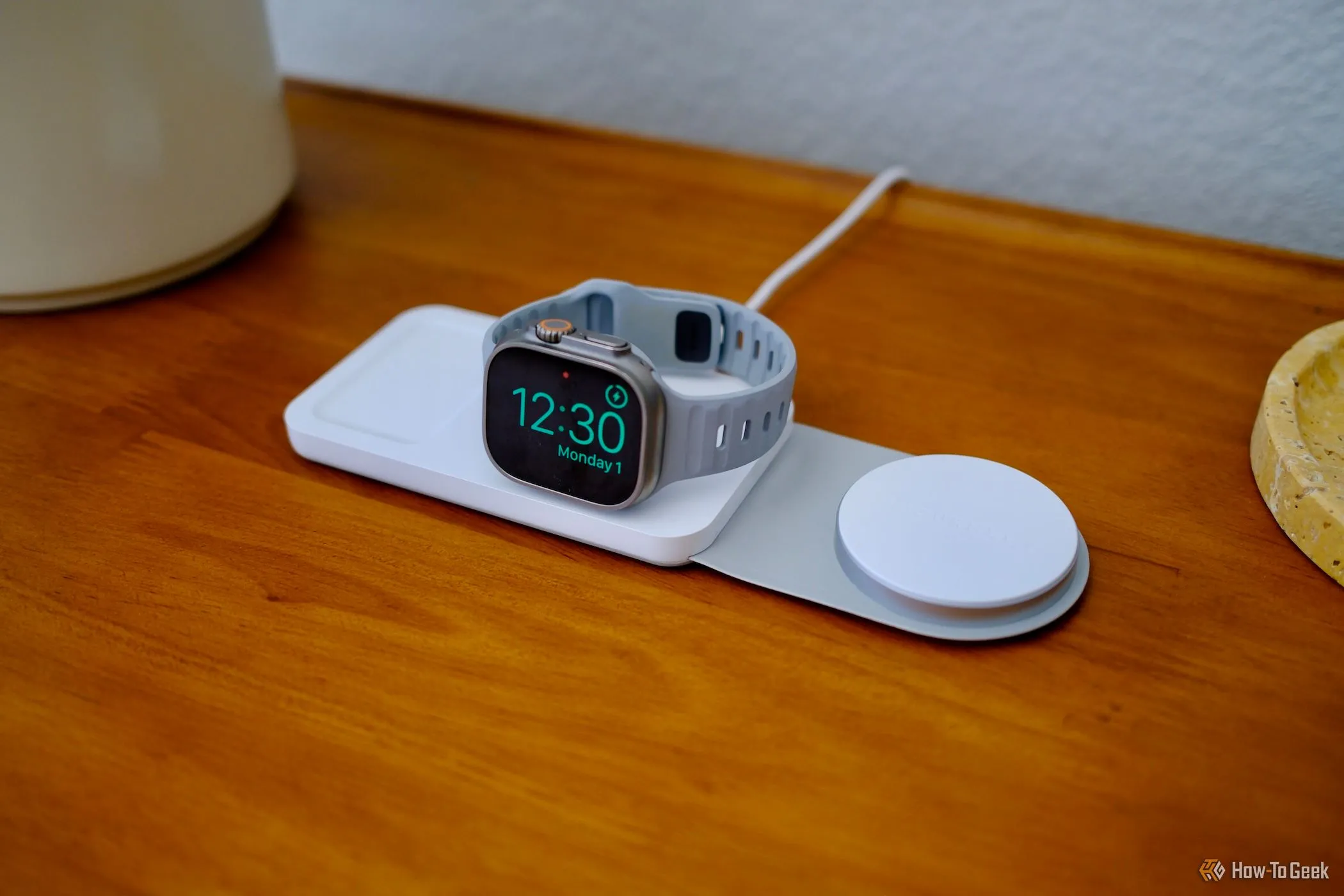 Đồng hồ Apple Watch đang sạc trên đế sạc không dây đa năng Journey Swiv 3 trong 1, thể hiện sự nghỉ ngơi của thiết bị tại nhà.