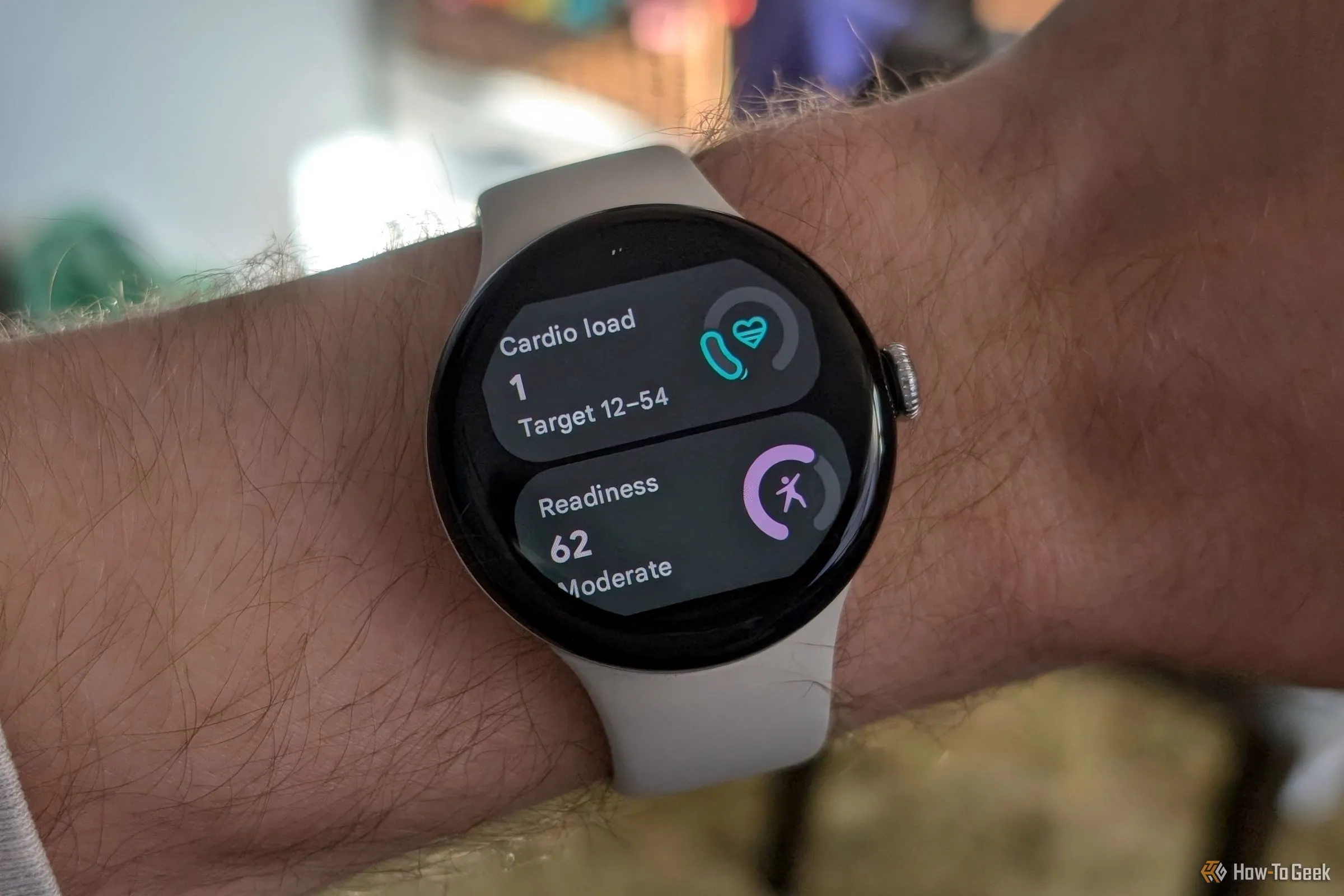 Đồng hồ thông minh Pixel Watch 3 hiển thị thông tin sức khỏe trên màn hình