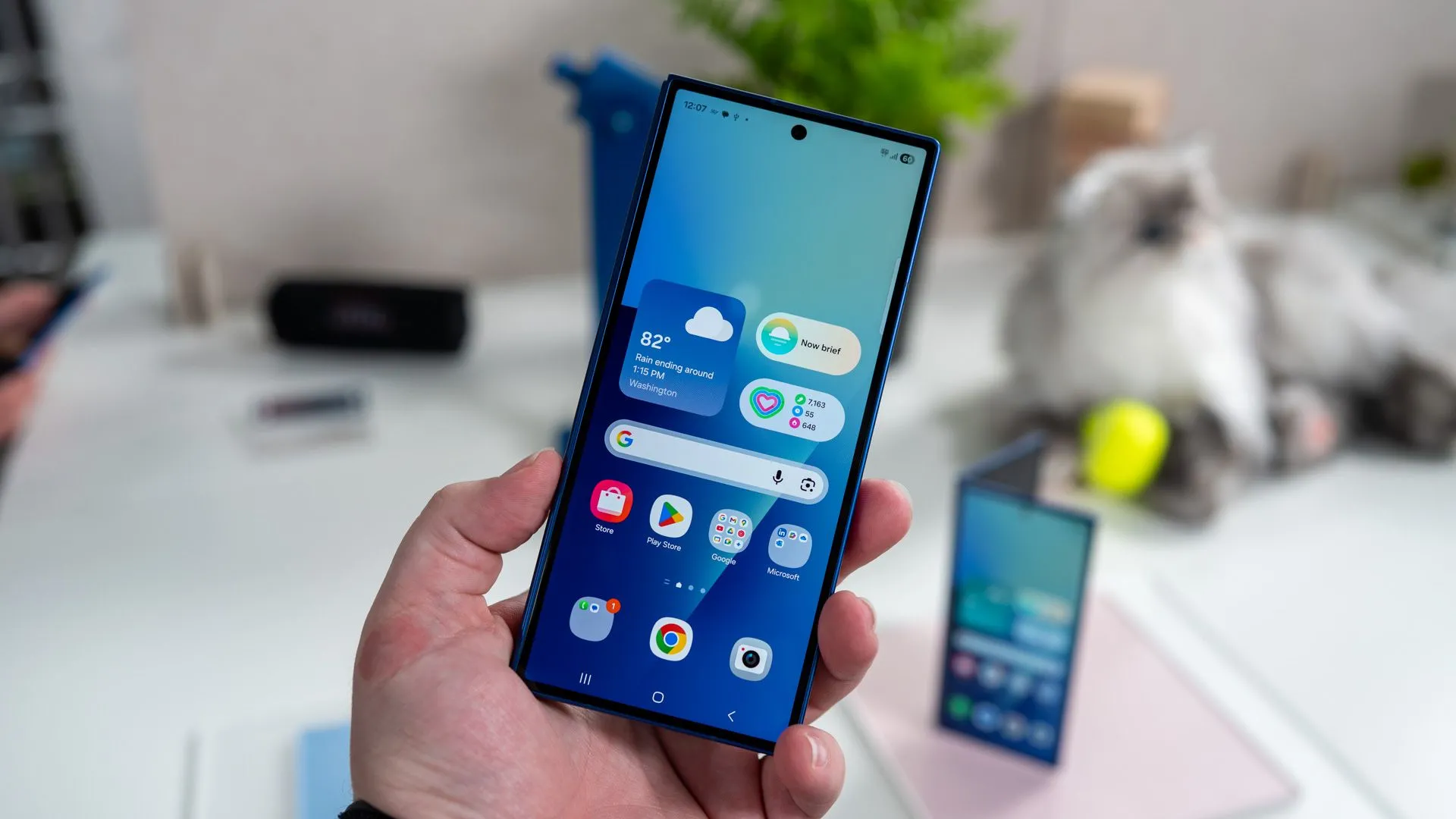 Galaxy Z Fold 7 khi gập lại, hiển thị màn hình phụ và thiết kế mỏng gọn.