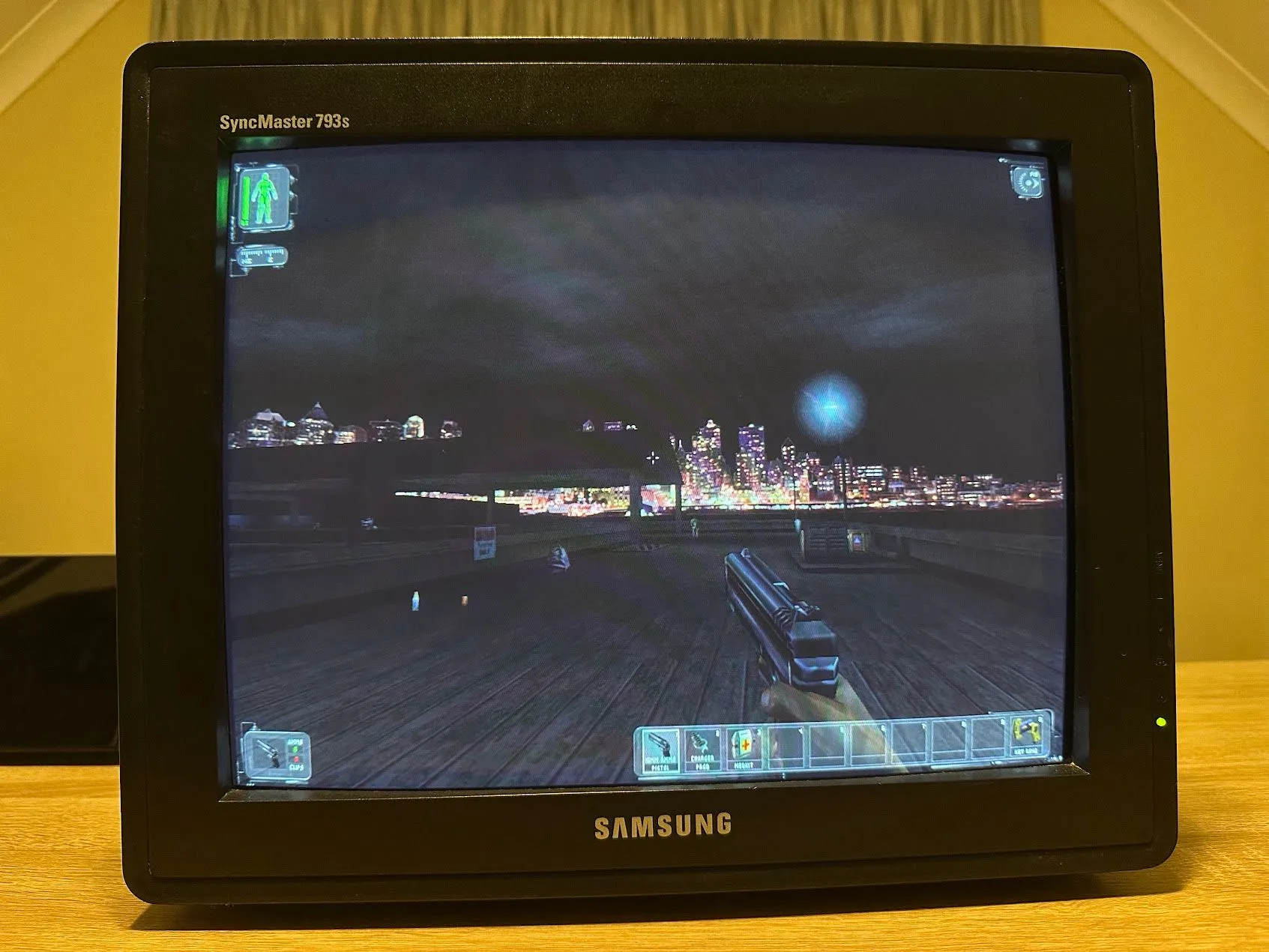 Game Deus Ex chạy trên màn hình CRT cổ điển