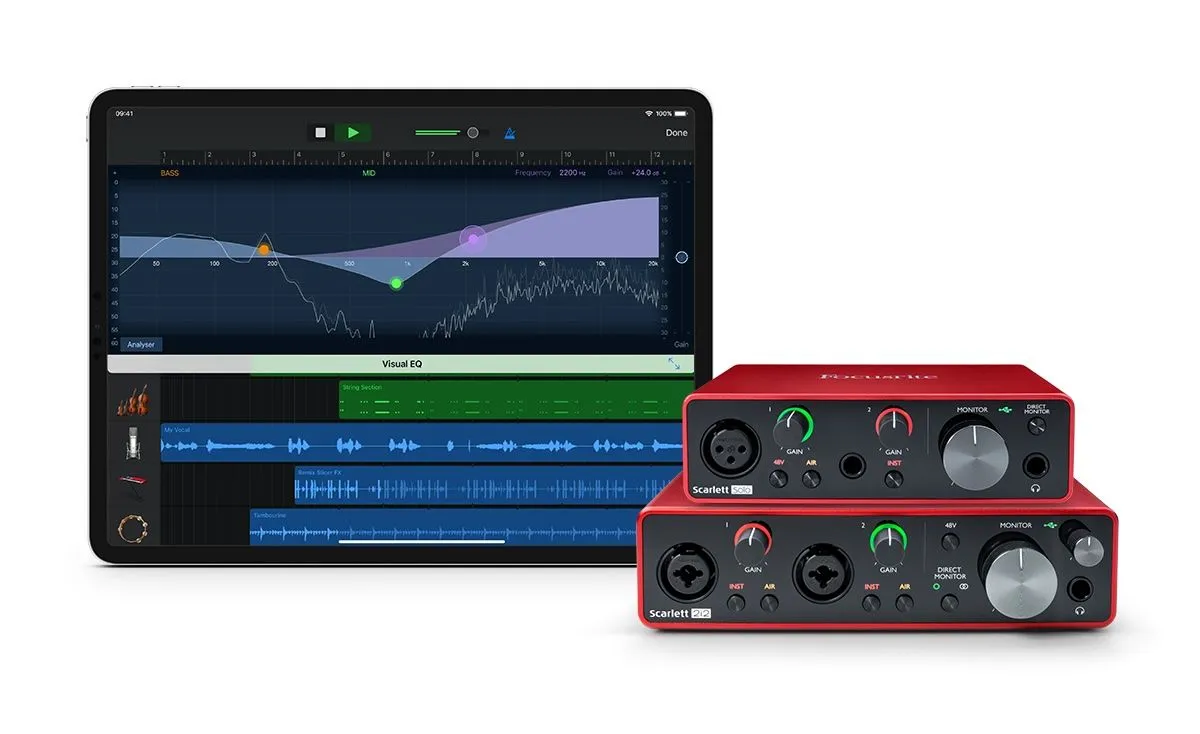 Giao diện âm thanh Focusrite được cắm vào iPad Pro, sẵn sàng cho việc thu âm nhạc