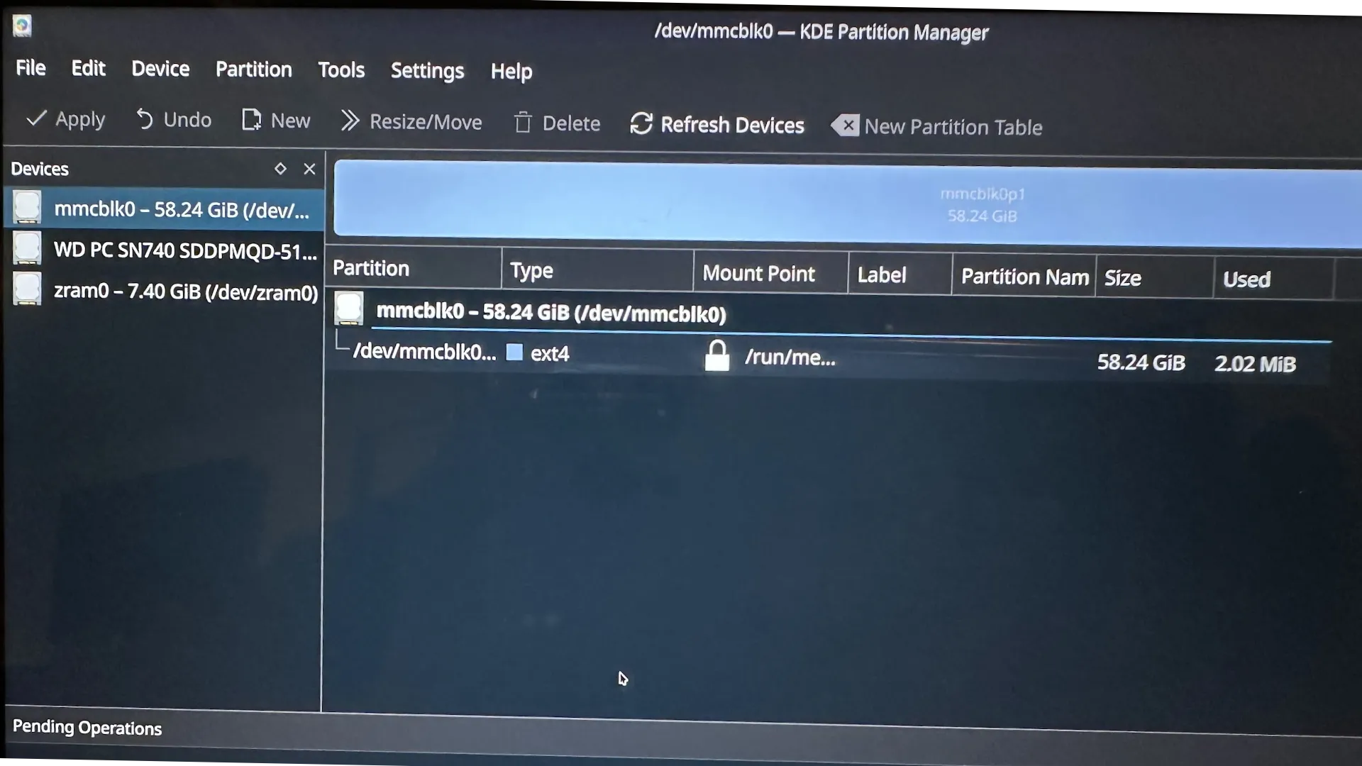 Giao diện KDE Partition Manager hiển thị danh sách các ổ đĩa và phân vùng, bao gồm thẻ SD &quot;mmcblk0&quot; để người dùng chọn.