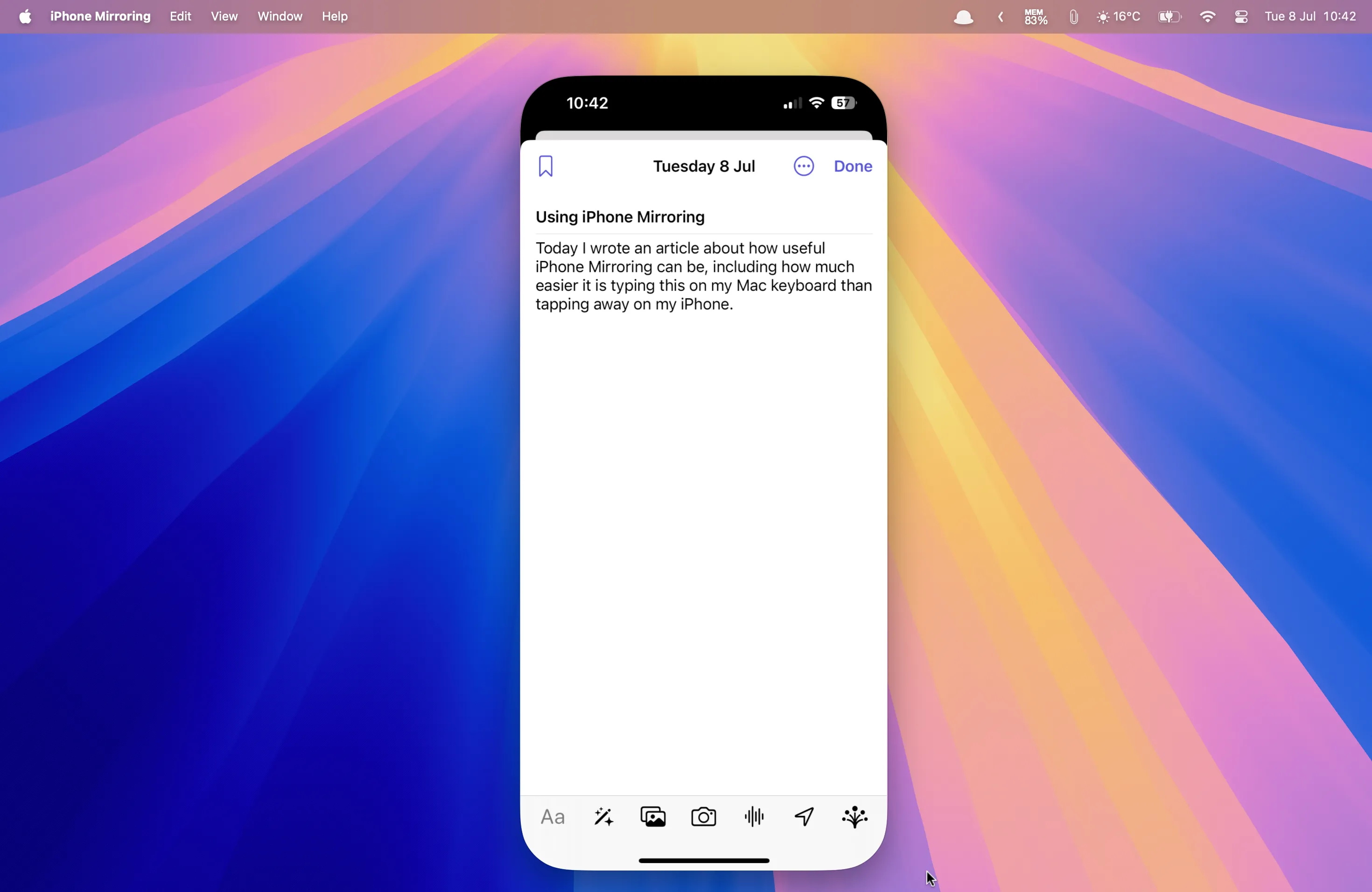 Giao diện nhập nhật ký trong ứng dụng Journal của iPhone đang chạy trên Mac qua iPhone Mirroring, cho phép người dùng gõ bằng bàn phím vật lý.