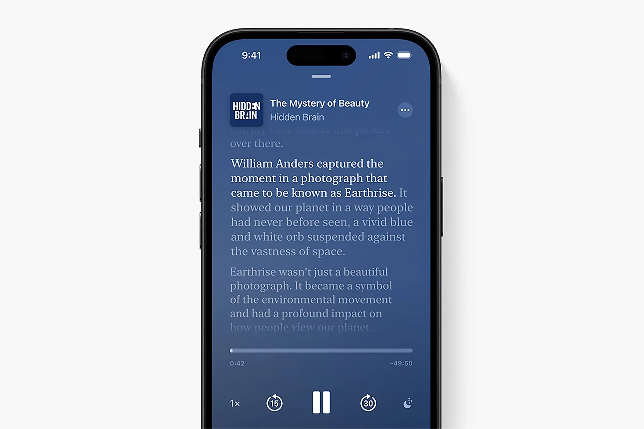 Giao diện ứng dụng Apple Podcasts hiển thị bản chép lời tự động của một tập podcast.